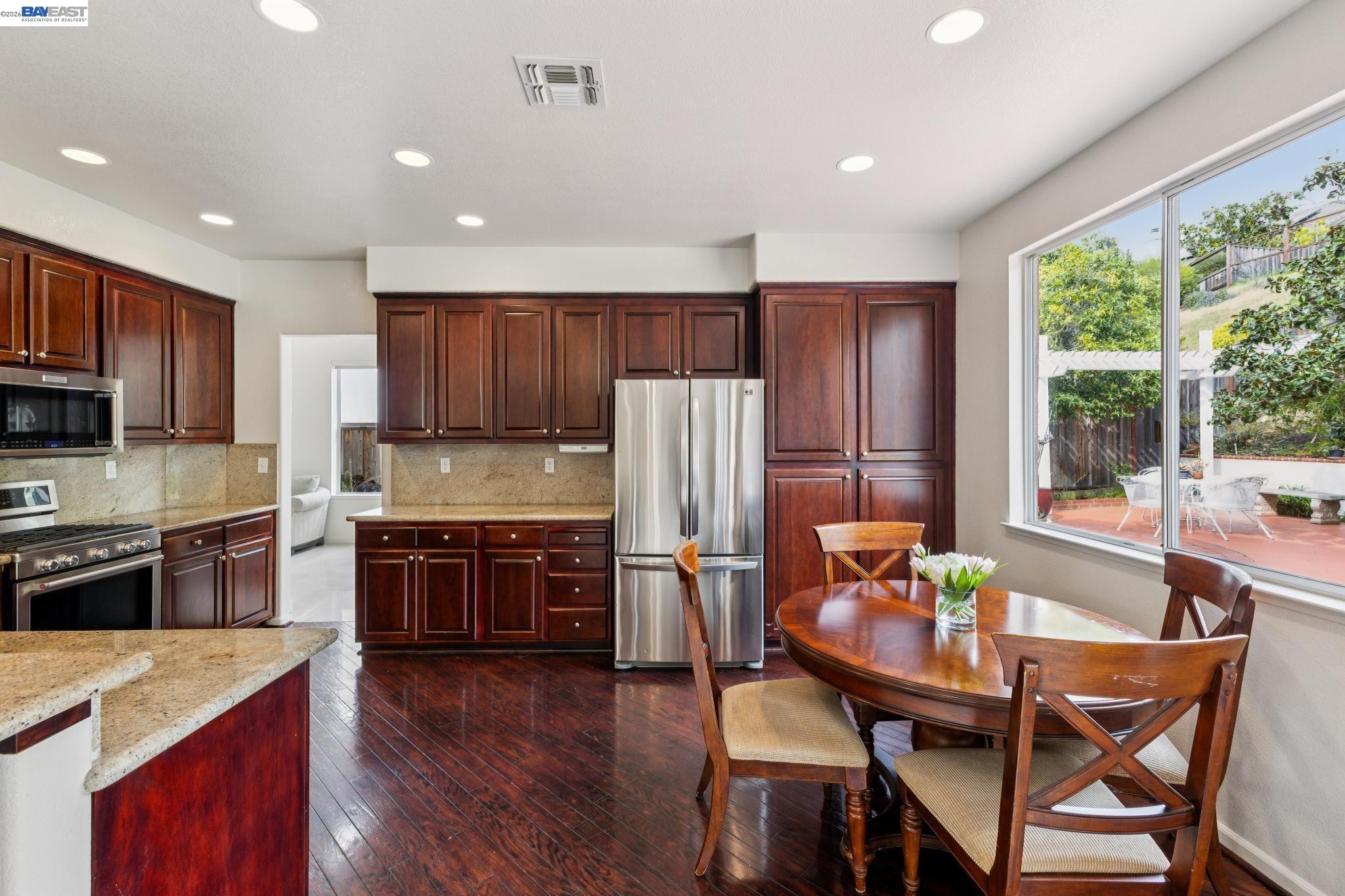 Detail Gallery Image 12 of 51 For 25318 Buckeye Dr, Castro Valley,  CA 94552 - 4 Beds | 3 Baths