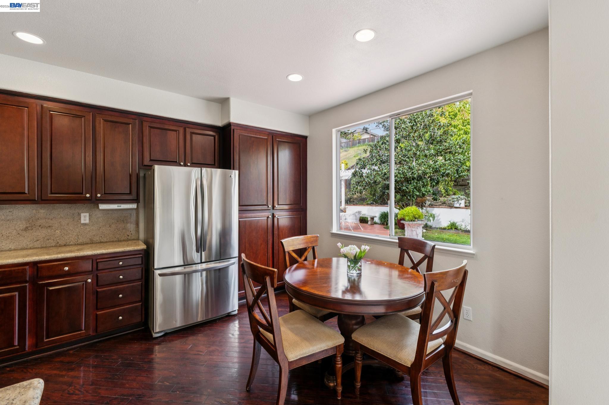 Detail Gallery Image 13 of 51 For 25318 Buckeye Dr, Castro Valley,  CA 94552 - 4 Beds | 3 Baths