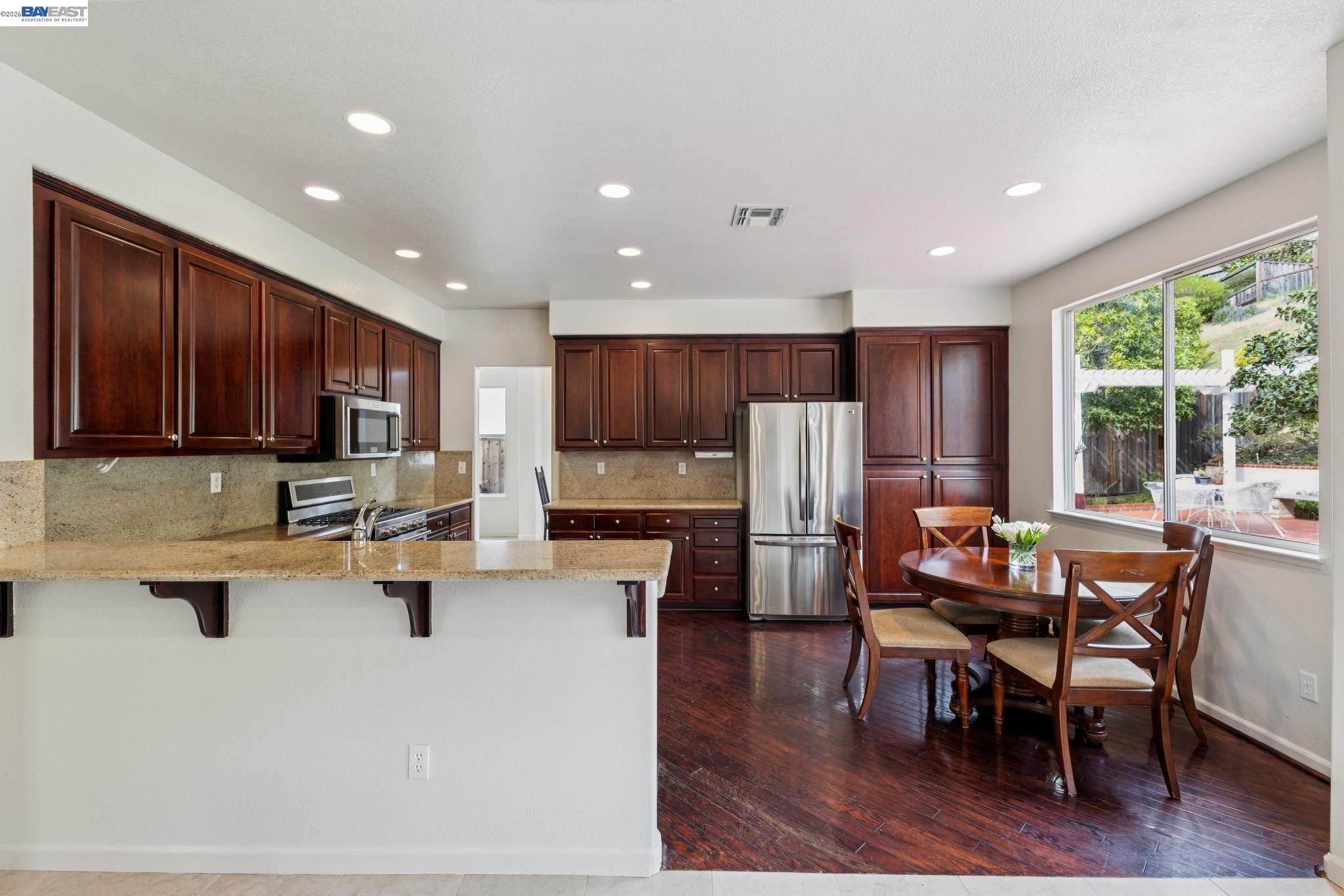 Detail Gallery Image 14 of 51 For 25318 Buckeye Dr, Castro Valley,  CA 94552 - 4 Beds | 3 Baths