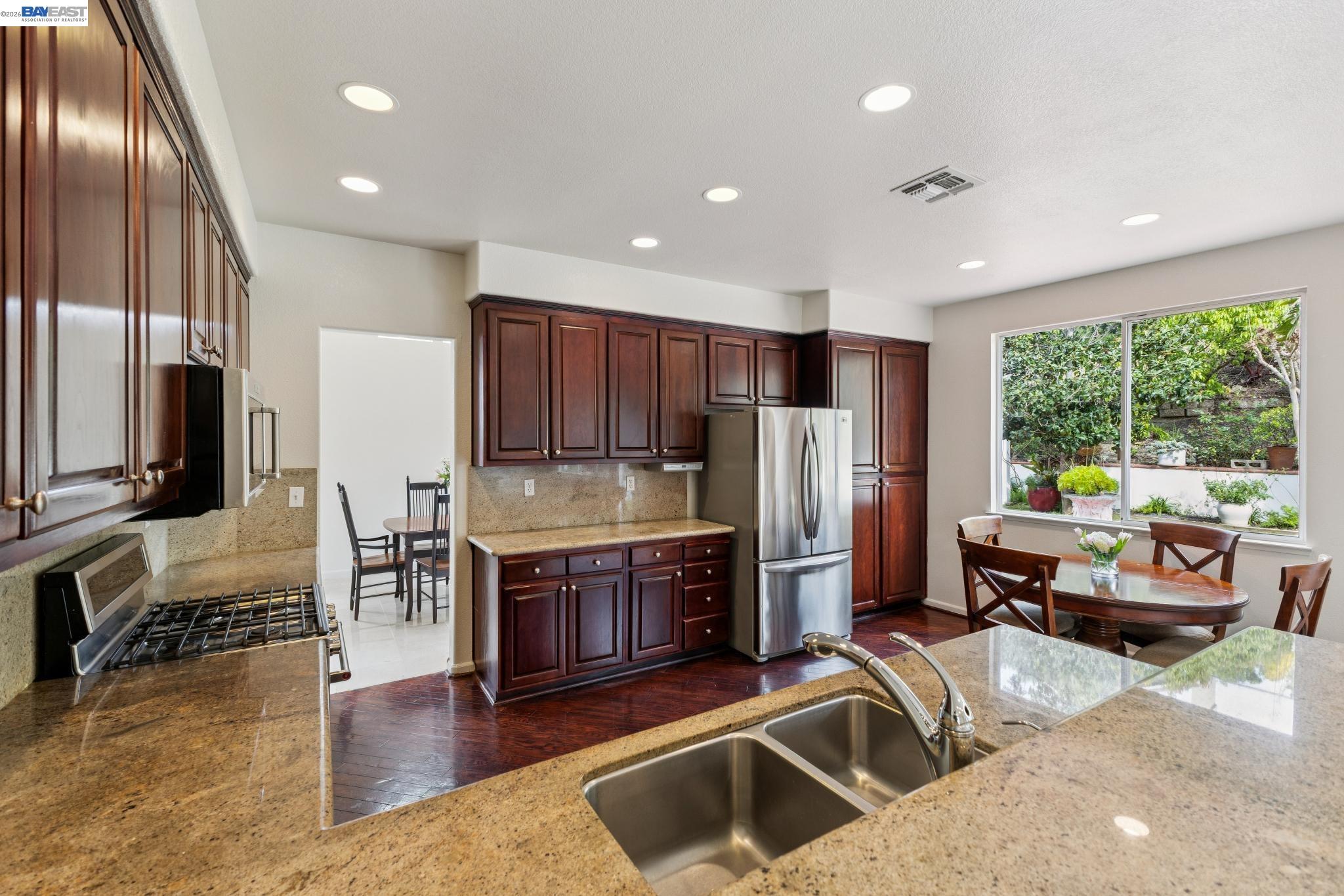 Detail Gallery Image 15 of 51 For 25318 Buckeye Dr, Castro Valley,  CA 94552 - 4 Beds | 3 Baths