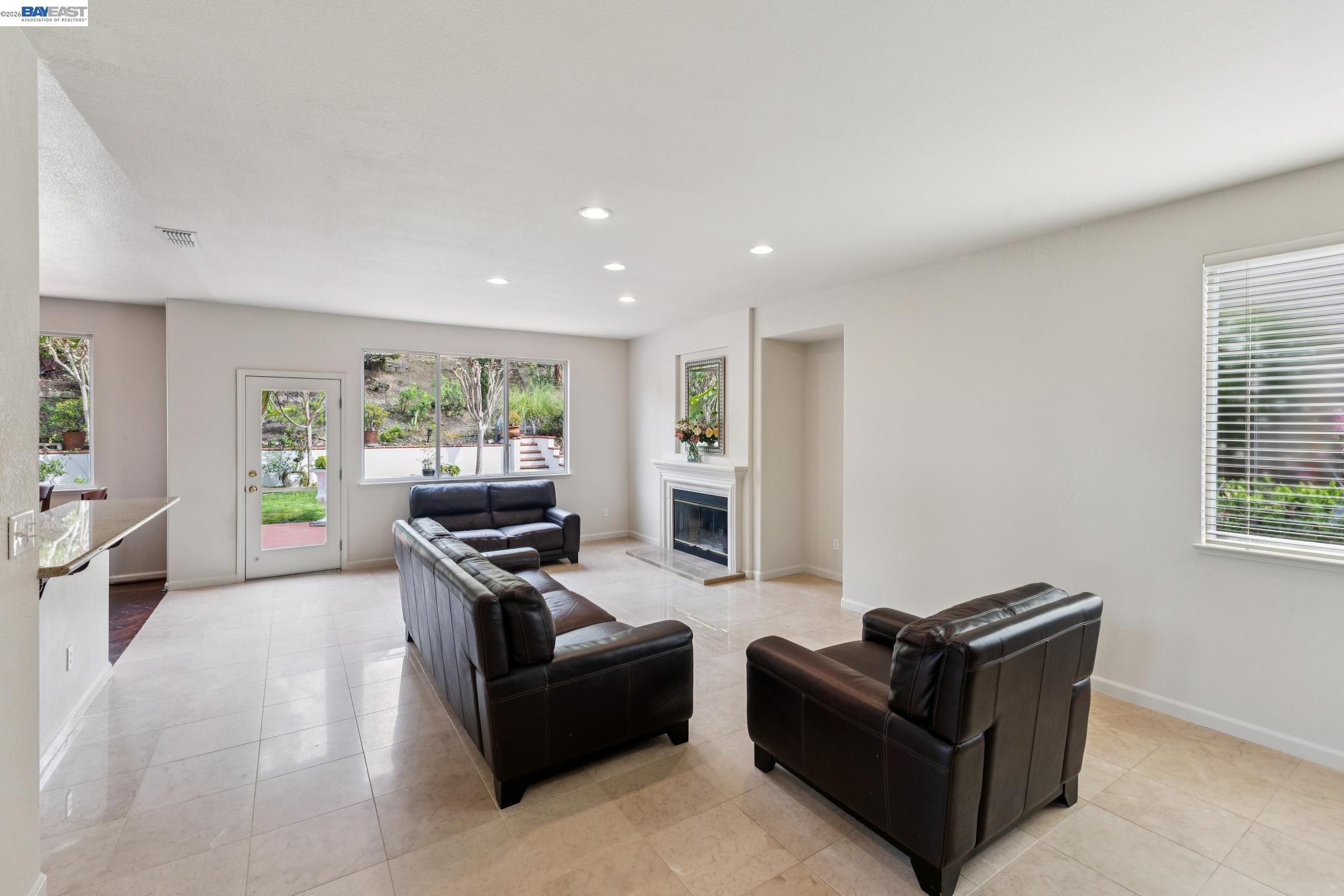 Detail Gallery Image 16 of 51 For 25318 Buckeye Dr, Castro Valley,  CA 94552 - 4 Beds | 3 Baths