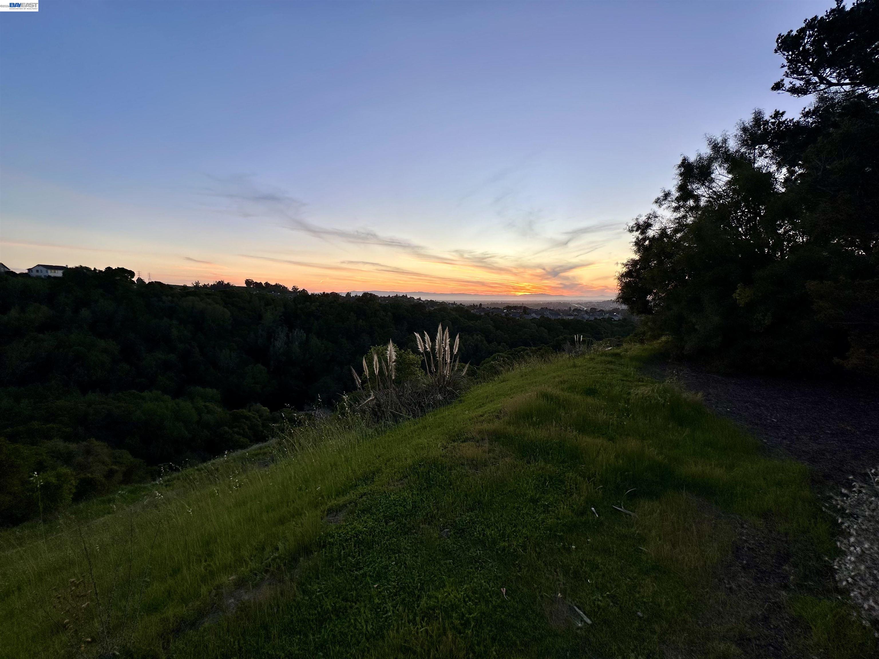 Detail Gallery Image 4 of 4 For 25318 Buckeye Dr, Castro Valley,  CA 94552 - 4 Beds | 3 Baths