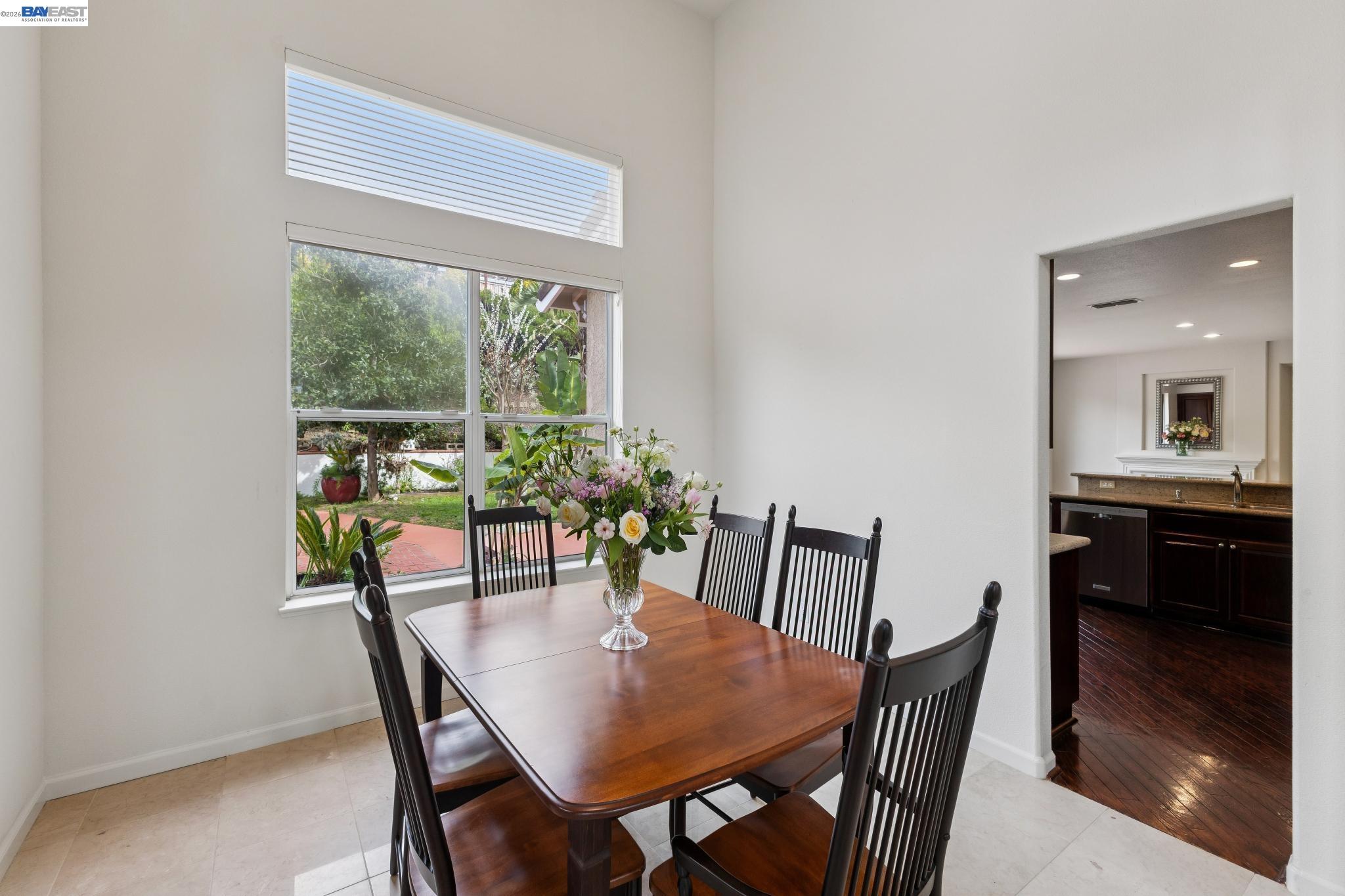 Detail Gallery Image 8 of 51 For 25318 Buckeye Dr, Castro Valley,  CA 94552 - 4 Beds | 3 Baths