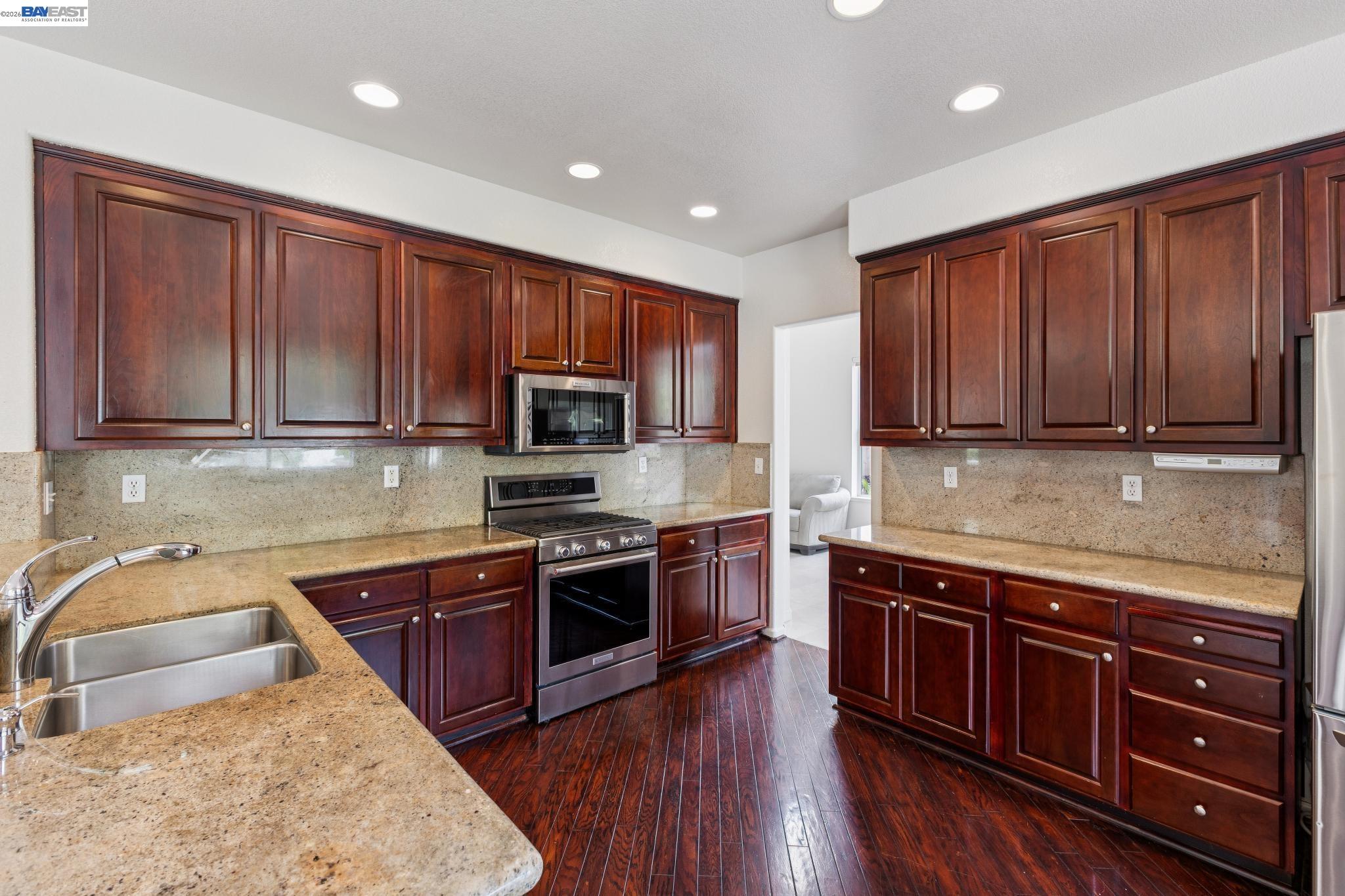 Detail Gallery Image 10 of 51 For 25318 Buckeye Dr, Castro Valley,  CA 94552 - 4 Beds | 3 Baths