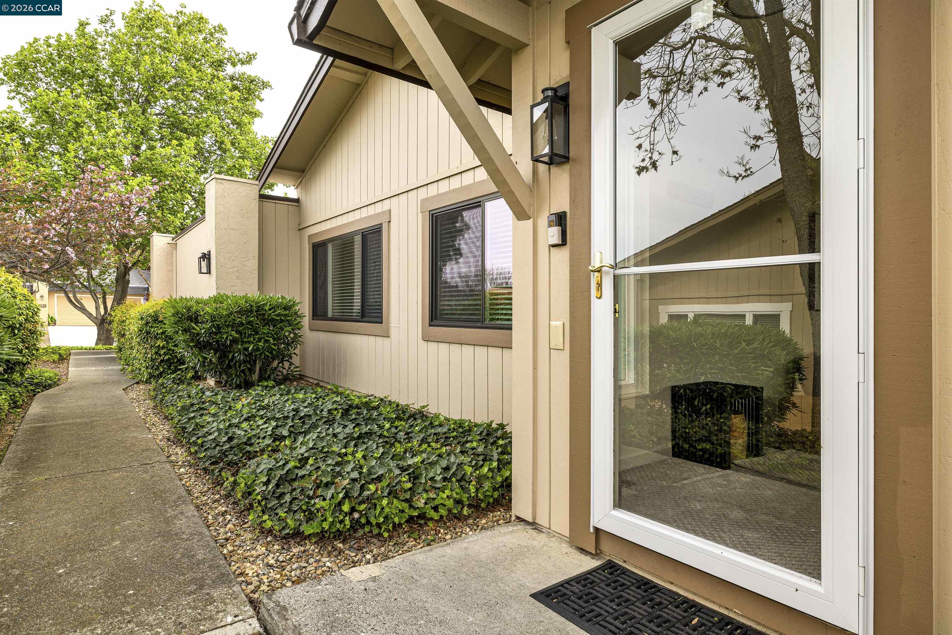 Detail Gallery Image 5 of 59 For 1196 Grove Circle, Benicia,  CA 94510 - 2 Beds | 2 Baths