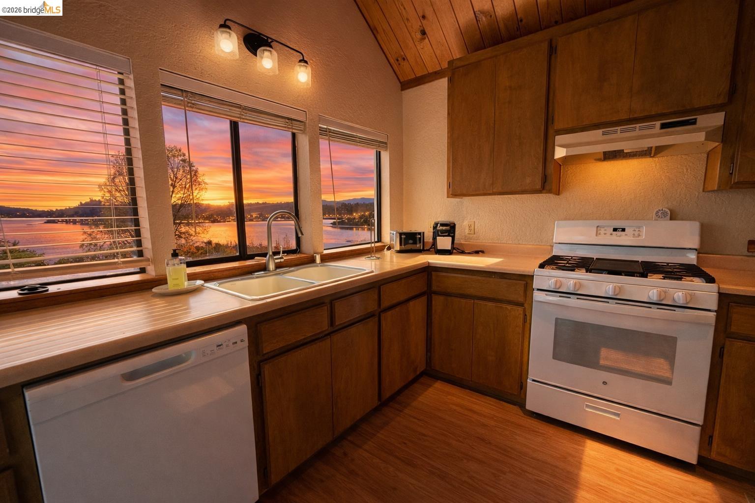 Detail Gallery Image 8 of 22 For 867 Foothill Road, Copperopolis,  CA 95228 - 3 Beds | 2 Baths