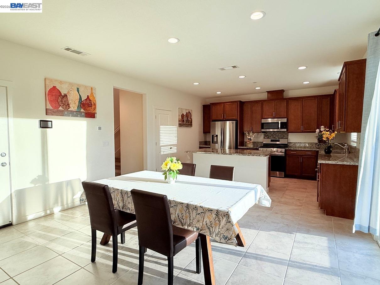 Detail Gallery Image 14 of 60 For 5350 Sotto Way, Antioch,  CA 94531 - 5 Beds | 3 Baths