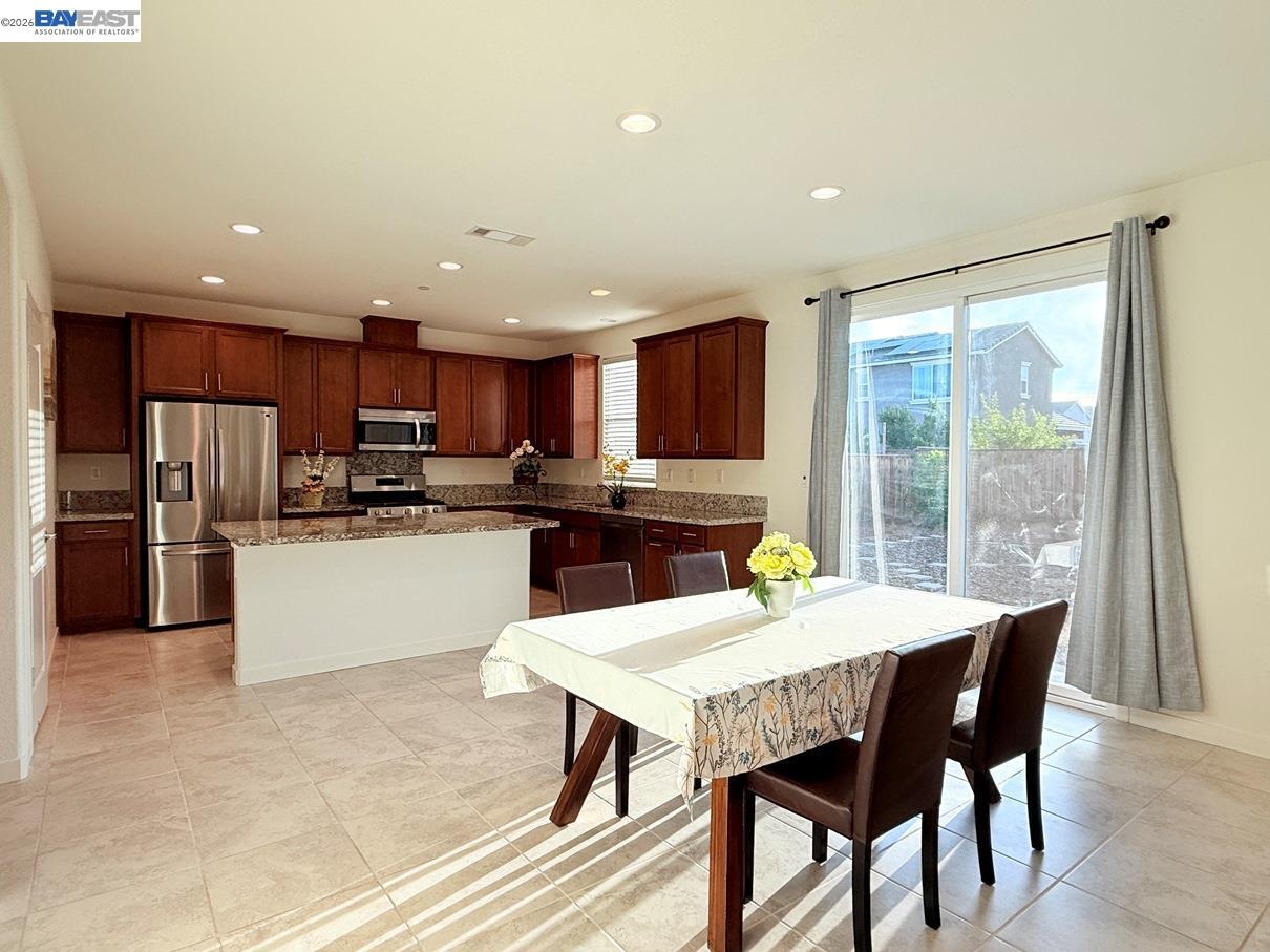 Detail Gallery Image 16 of 60 For 5350 Sotto Way, Antioch,  CA 94531 - 5 Beds | 3 Baths