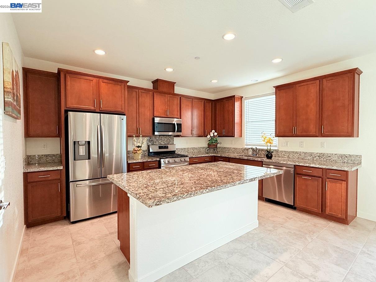 Detail Gallery Image 7 of 60 For 5350 Sotto Way, Antioch,  CA 94531 - 5 Beds | 3 Baths