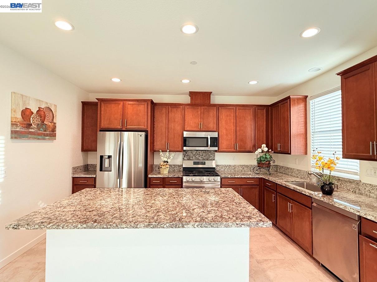 Detail Gallery Image 8 of 60 For 5350 Sotto Way, Antioch,  CA 94531 - 5 Beds | 3 Baths