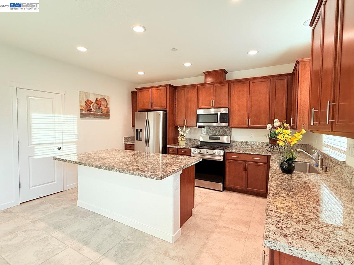 Detail Gallery Image 9 of 60 For 5350 Sotto Way, Antioch,  CA 94531 - 5 Beds | 3 Baths