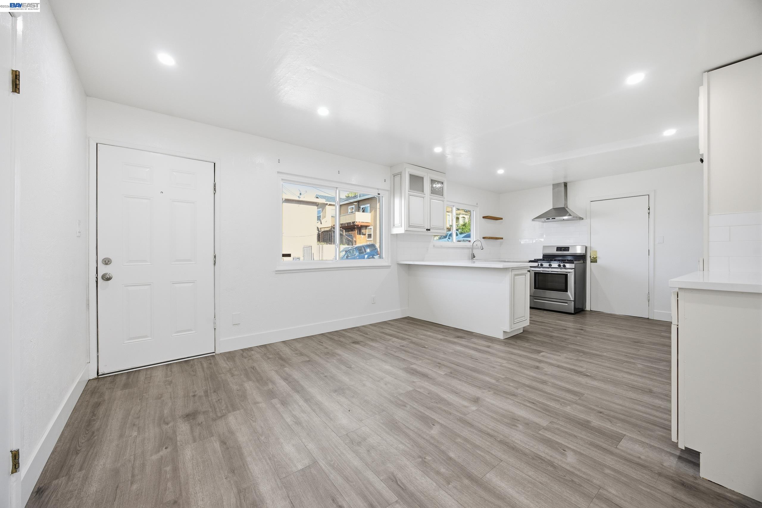 Detail Gallery Image 2 of 15 For 3511 Gray Street, Oakland,  CA 94601 - 3 Beds | 2 Baths