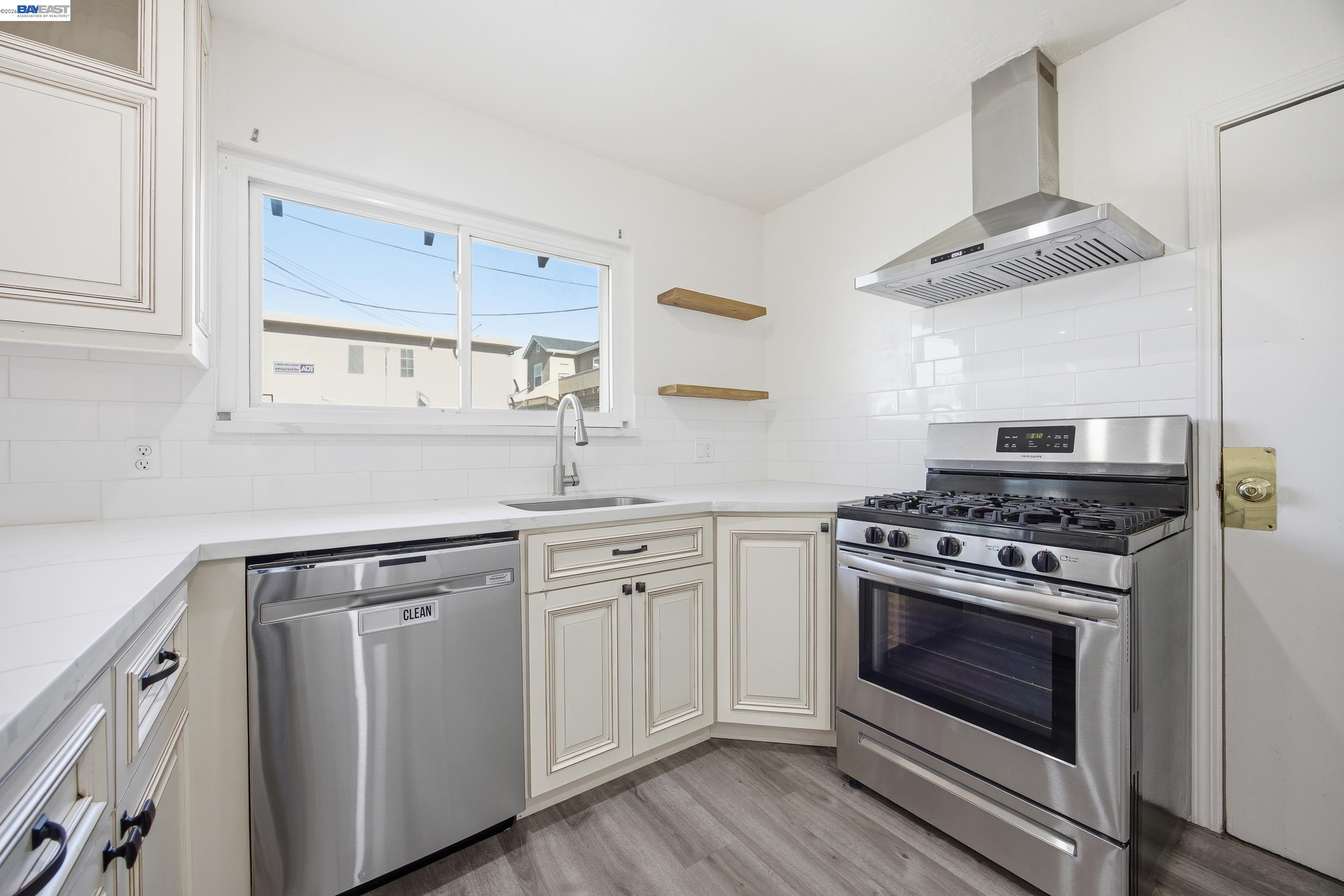 Detail Gallery Image 3 of 15 For 3511 Gray Street, Oakland,  CA 94601 - 3 Beds | 2 Baths