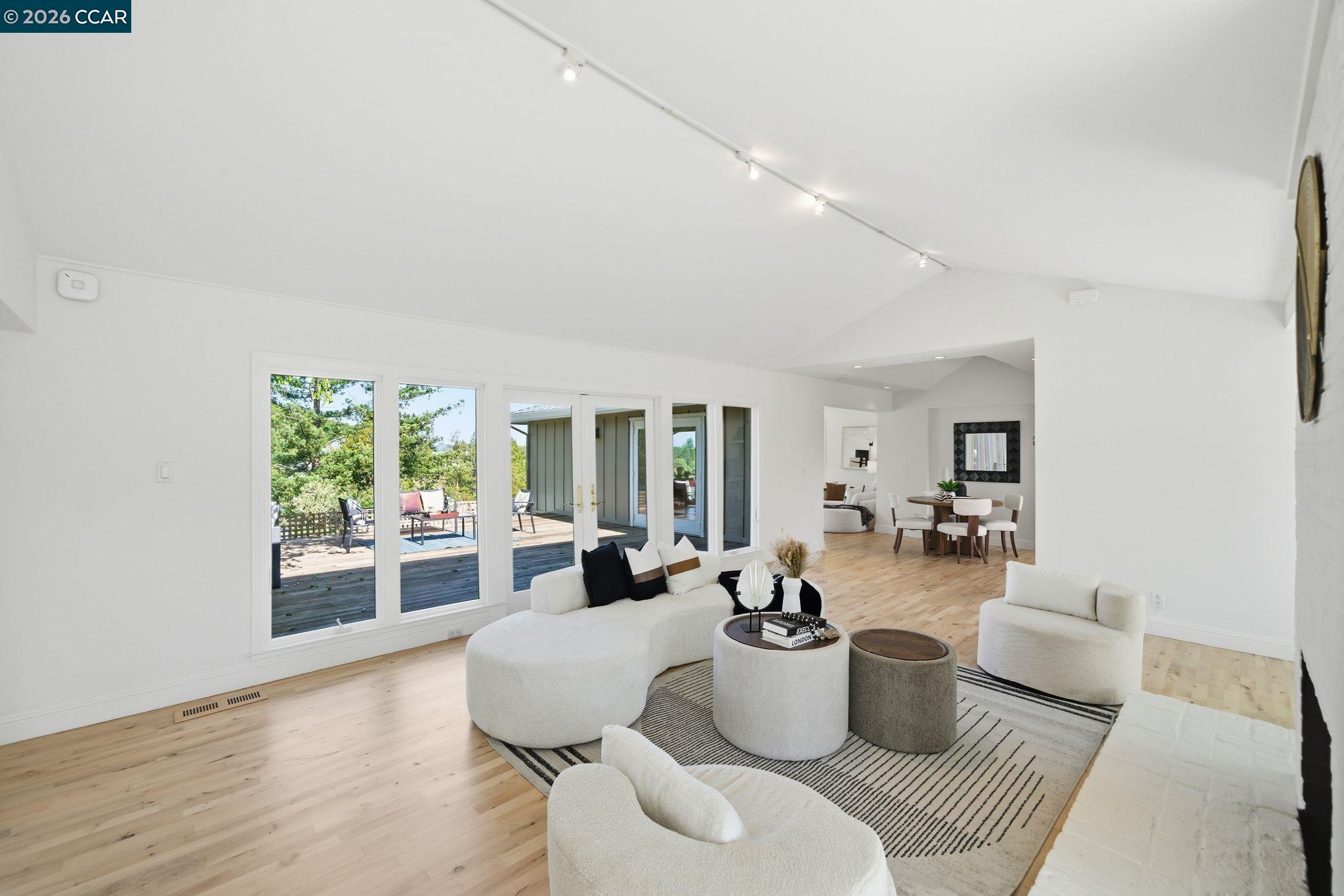 Detail Gallery Image 2 of 46 For 102 Hillcrest Dr, Orinda,  CA 94563 - 4 Beds | 3 Baths