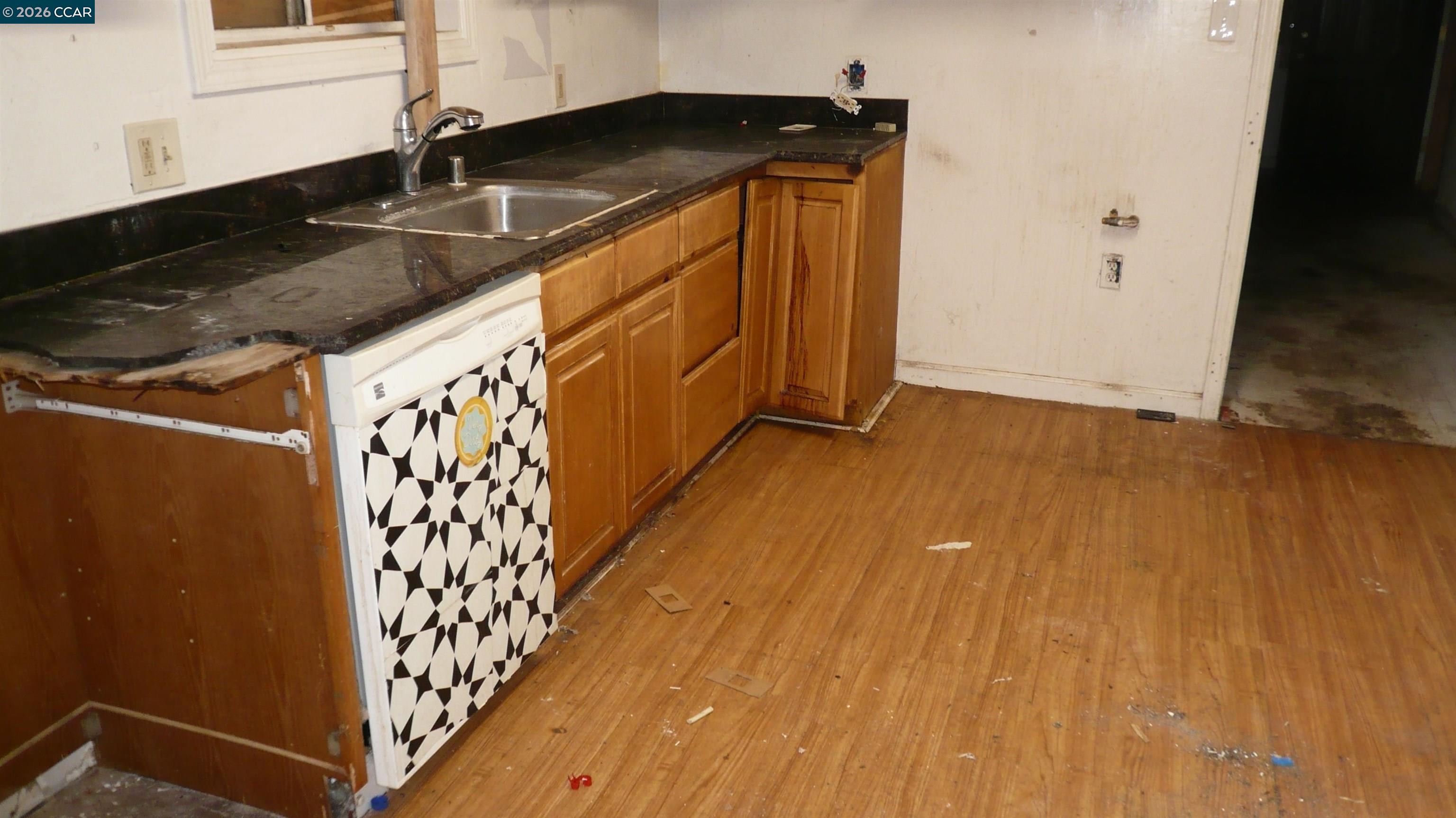 Detail Gallery Image 3 of 17 For 3200 San Diego Way, Sacramento,  CA 95820 - 3 Beds | 1 Baths