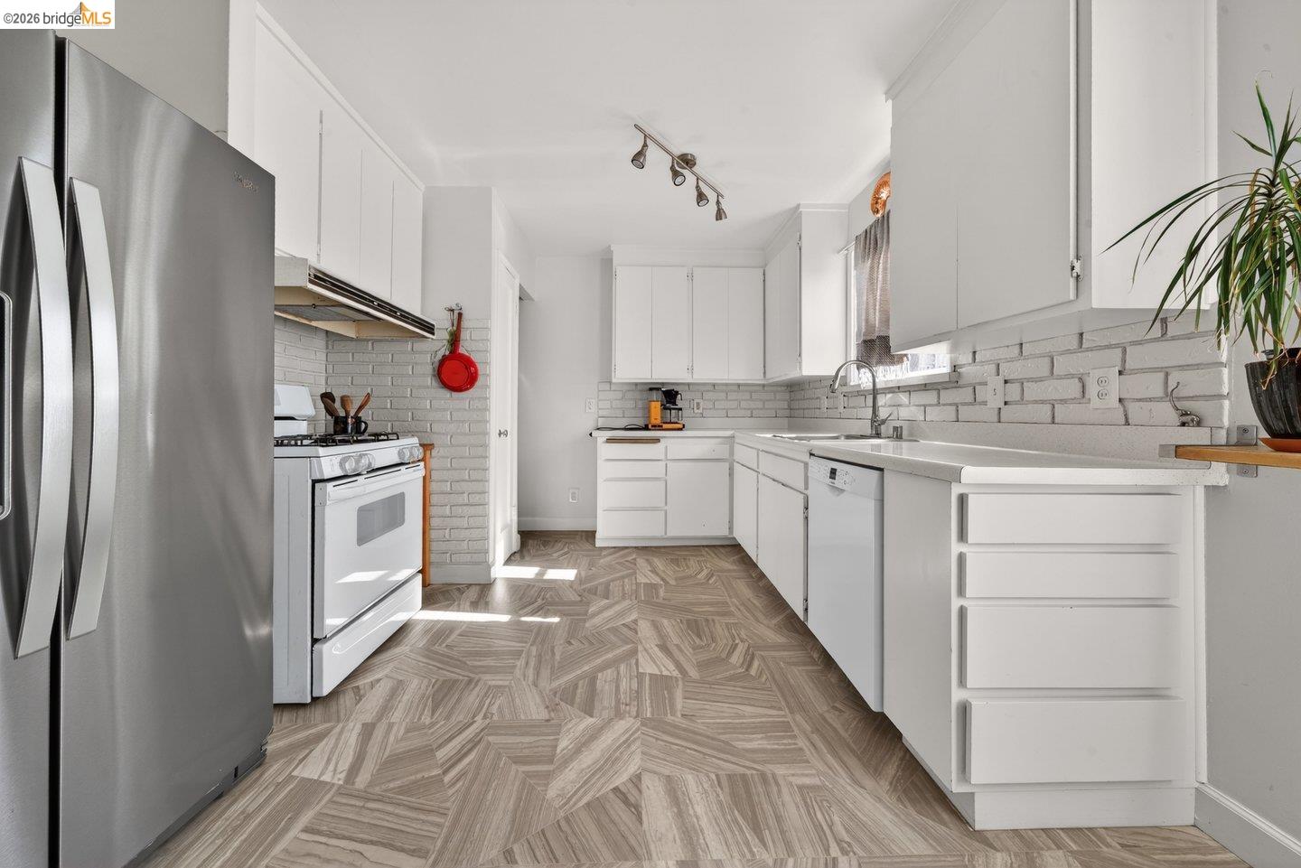 Detail Gallery Image 24 of 48 For 3734 Mcclelland St, Oakland,  CA 94619 - 2 Beds | 1 Baths