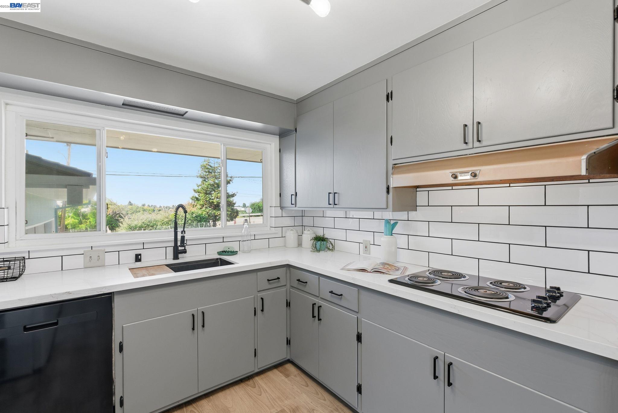 Detail Gallery Image 7 of 24 For 2724 Benedict Dr, San Leandro,  CA 94577 - 3 Beds | 2/1 Baths