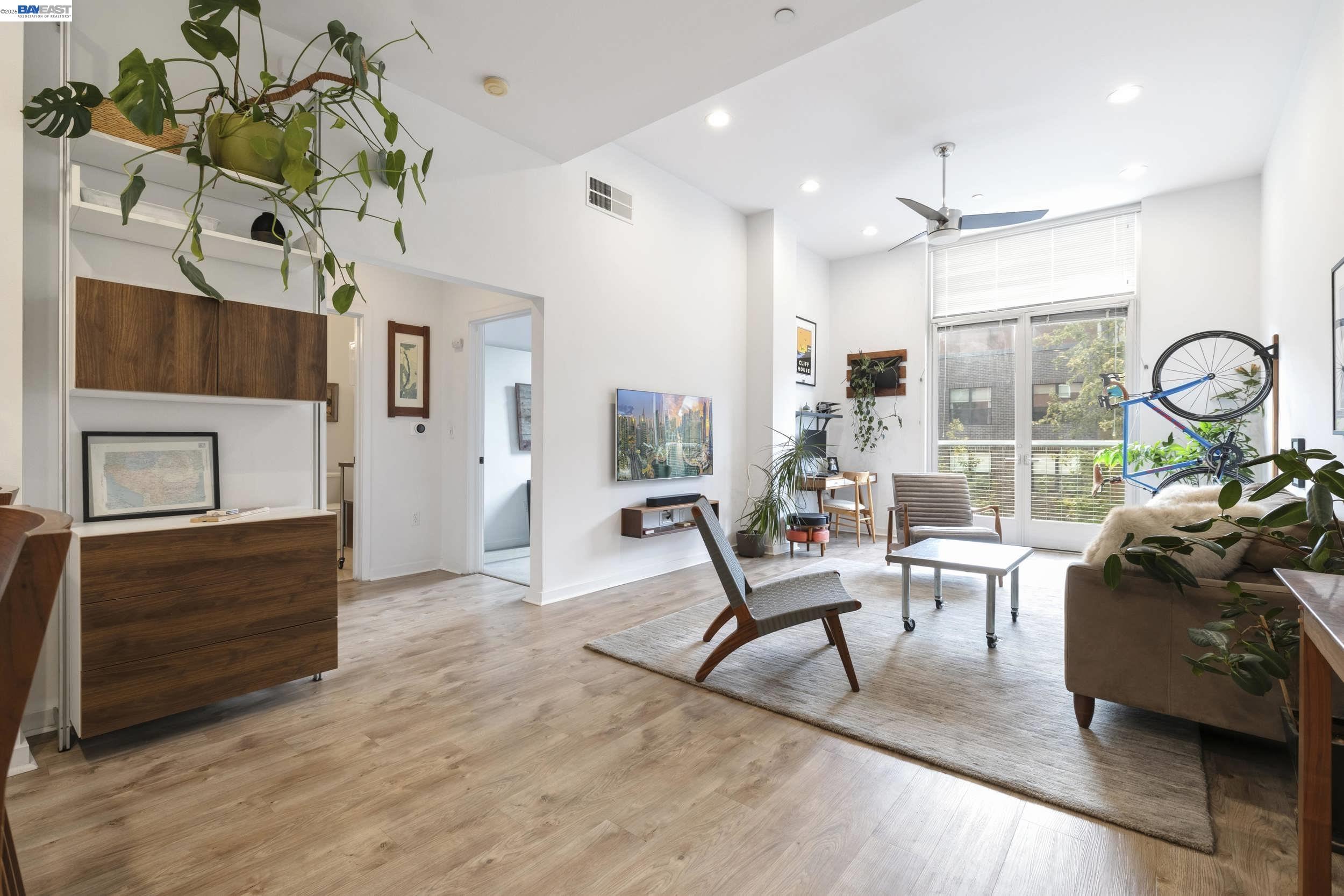 Detail Gallery Image 2 of 29 For 630 Thomas L Berkley Way #403,  Oakland,  CA 94612 - 1 Beds | 1 Baths