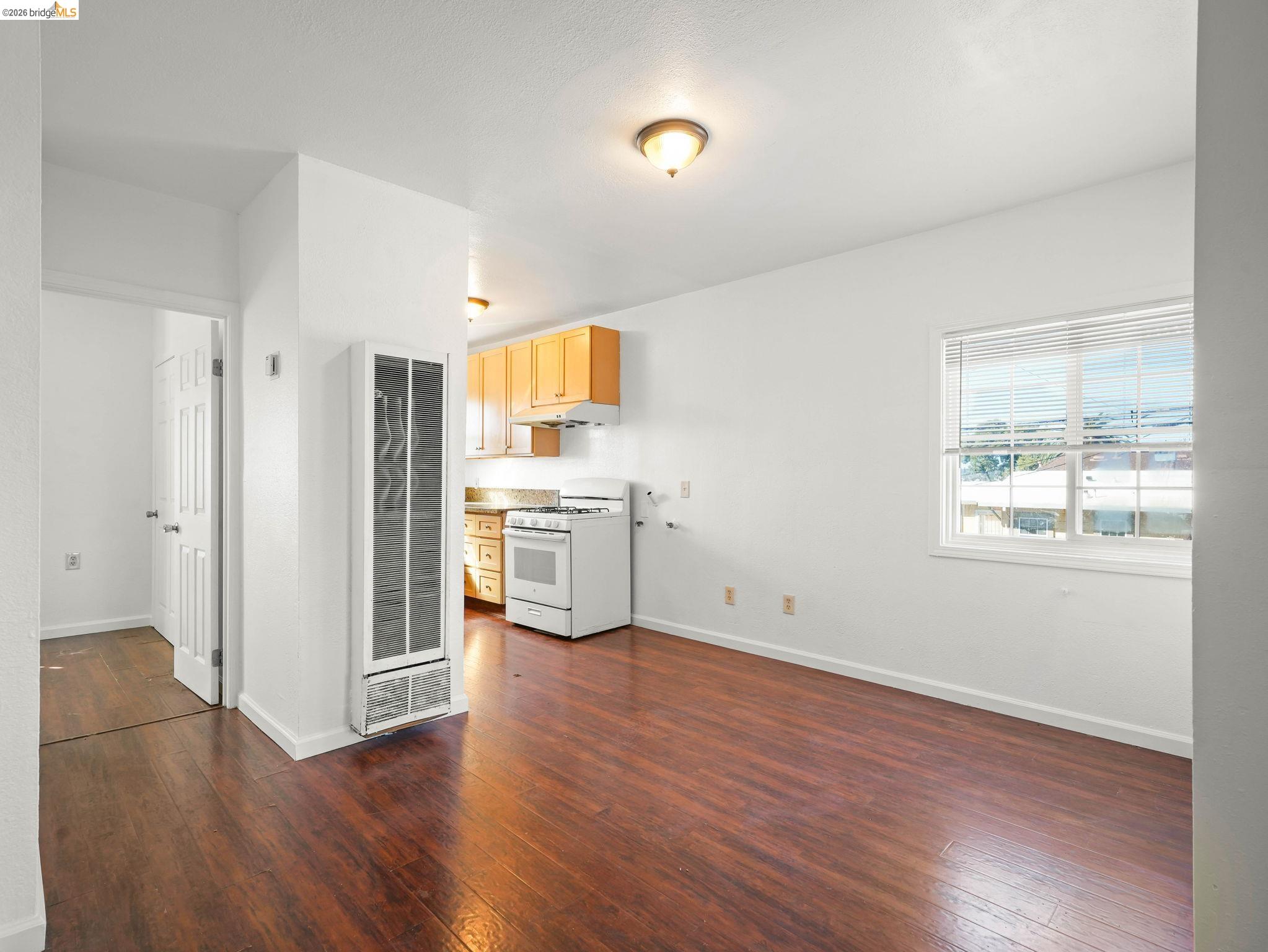 Detail Gallery Image 2 of 17 For 400 Bissell #402,  Richmond,  CA 94801 - 3 Beds | 1/1 Baths