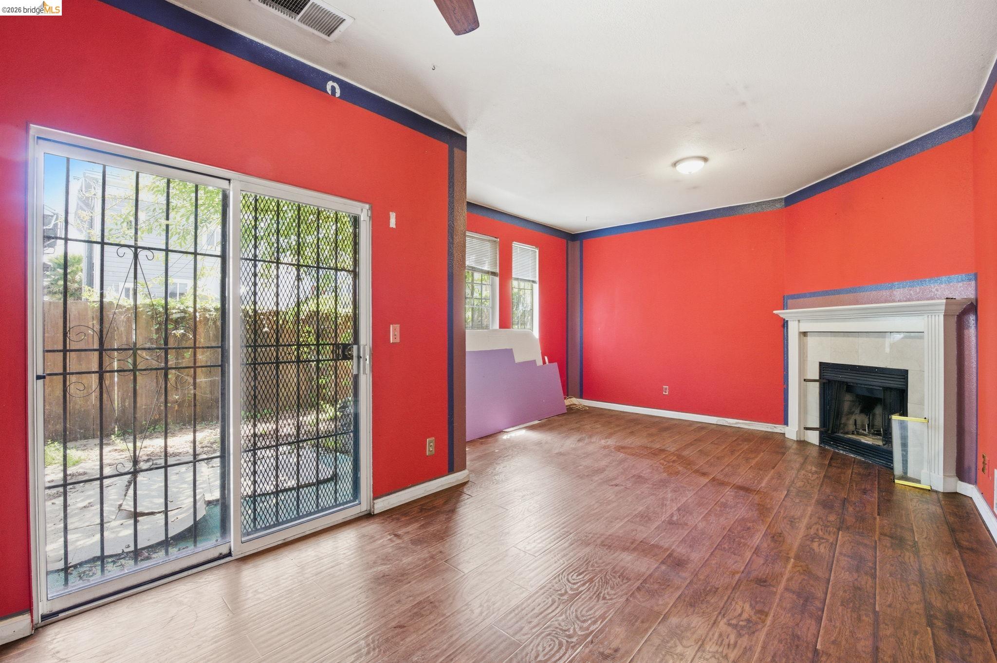 Detail Gallery Image 4 of 17 For 1496 Adeline St, Oakland,  CA 94607 - 3 Beds | 2/1 Baths