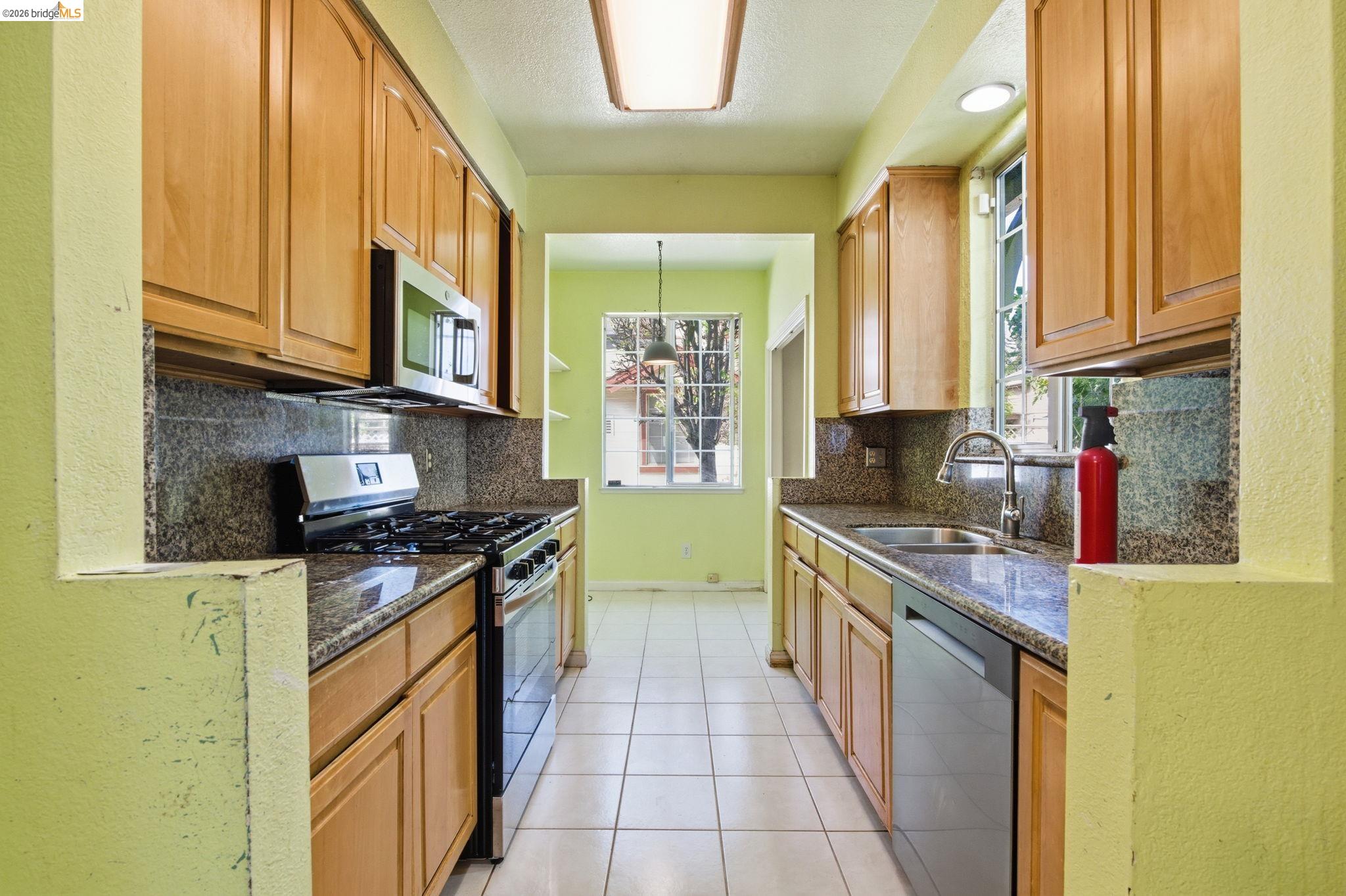 Detail Gallery Image 5 of 17 For 1496 Adeline St, Oakland,  CA 94607 - 3 Beds | 2/1 Baths