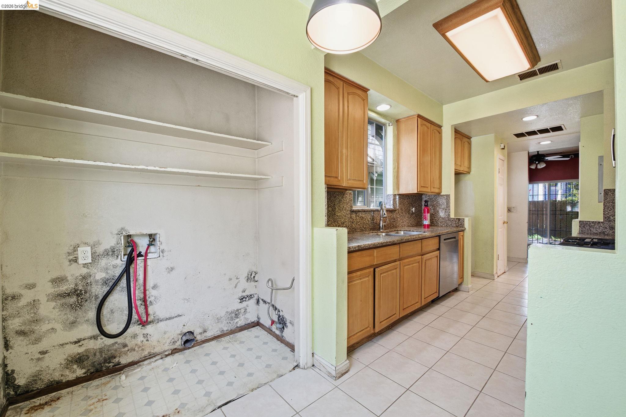 Detail Gallery Image 6 of 17 For 1496 Adeline St, Oakland,  CA 94607 - 3 Beds | 2/1 Baths