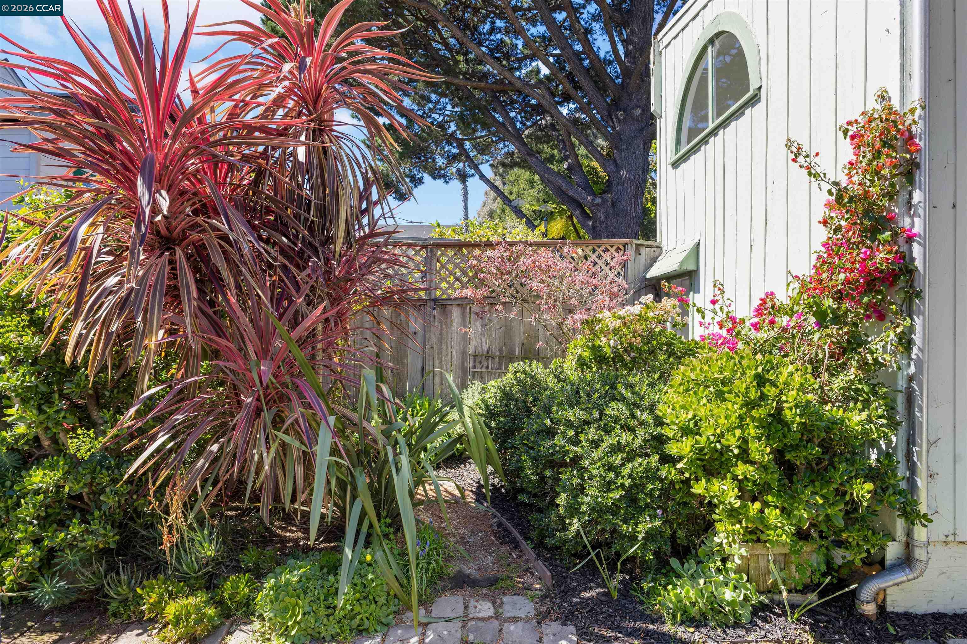 Detail Gallery Image 33 of 37 For 3934 Cesar Chavez St, San Francisco,  CA 94131 - 3 Beds | 2 Baths