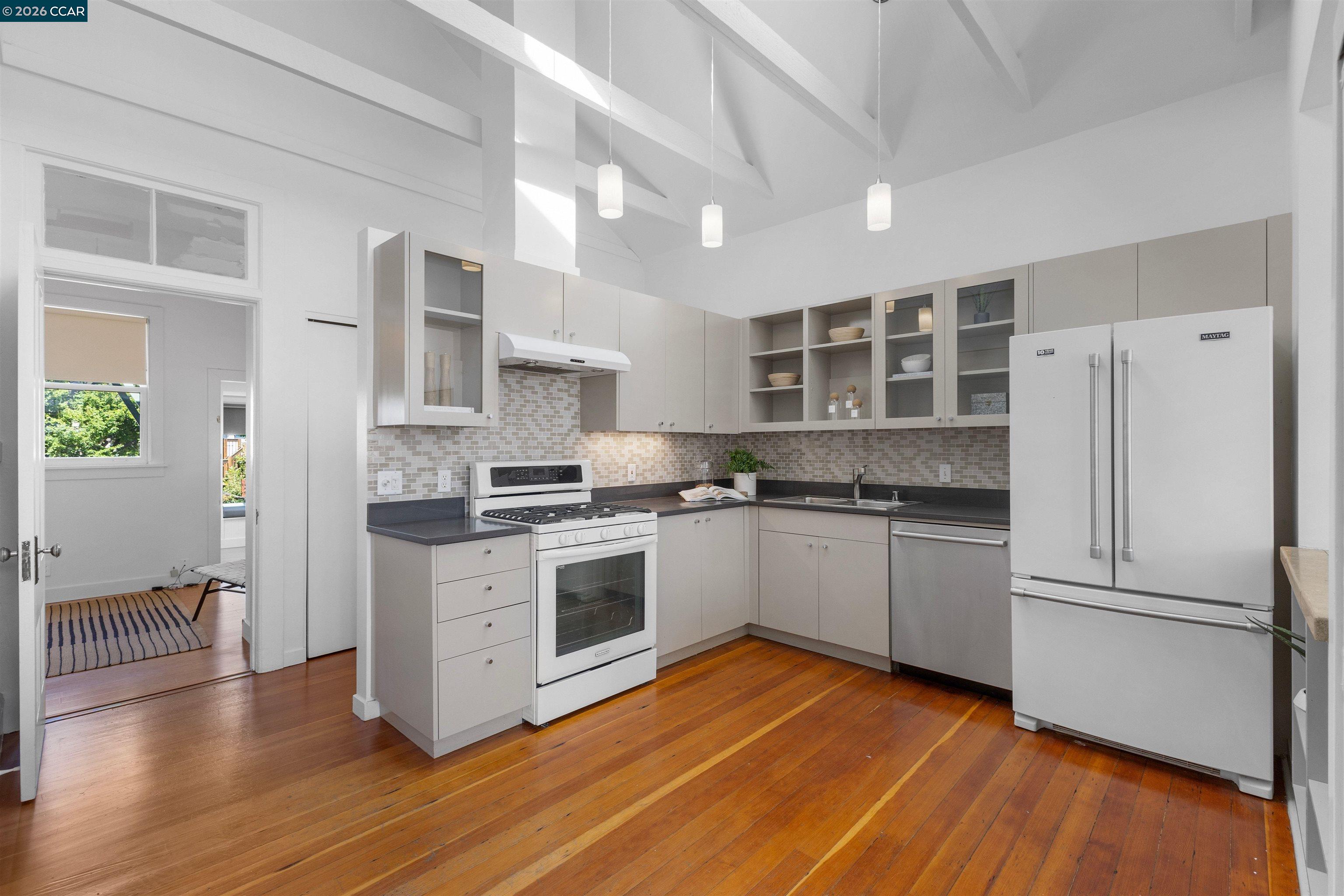 Detail Gallery Image 8 of 37 For 3934 Cesar Chavez St, San Francisco,  CA 94131 - 3 Beds | 2 Baths