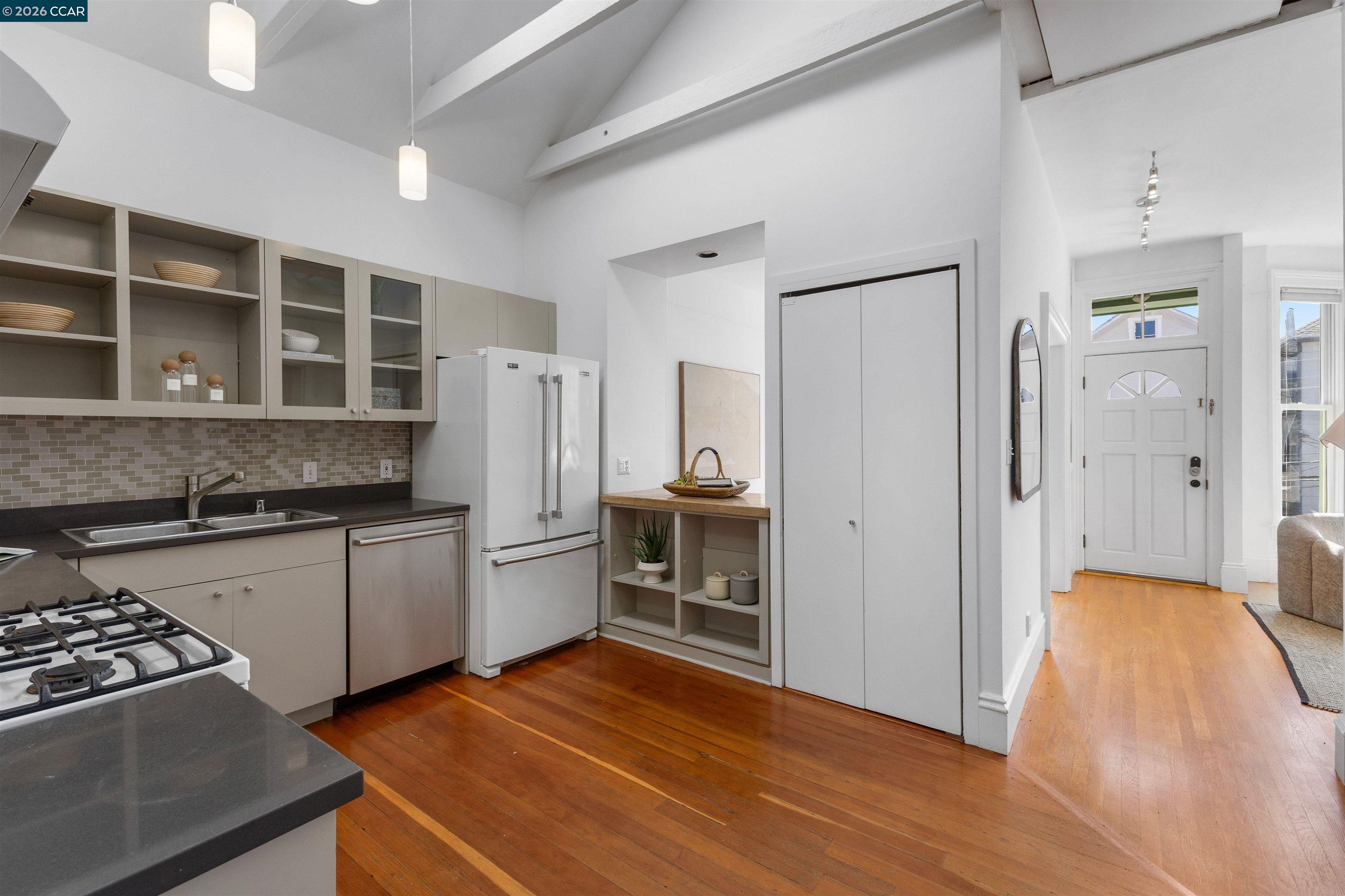 Detail Gallery Image 9 of 37 For 3934 Cesar Chavez St, San Francisco,  CA 94131 - 3 Beds | 2 Baths