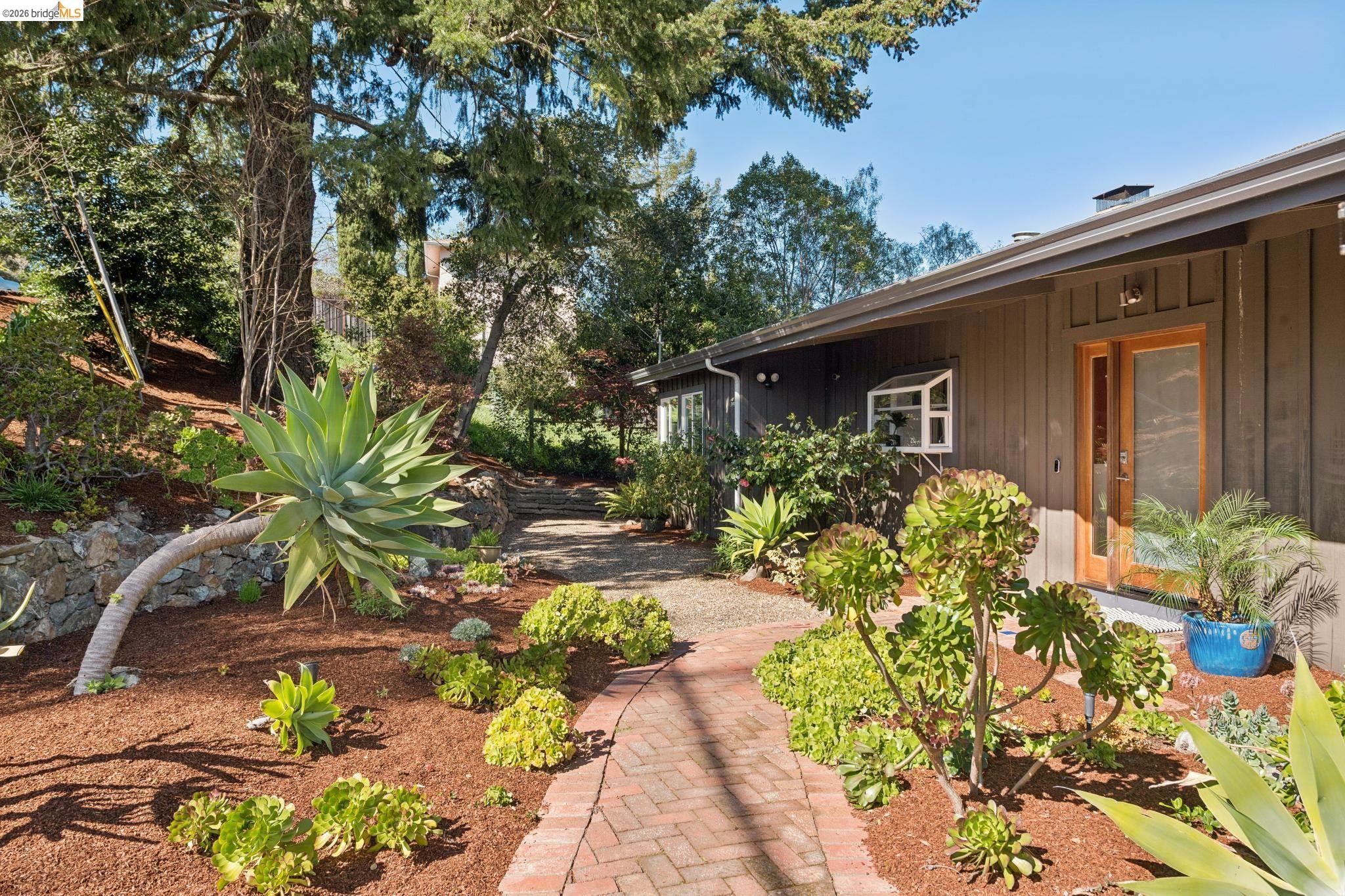 Detail Gallery Image 4 of 57 For 3500 Rubin Dr, Oakland,  CA 94602 - 3 Beds | 2 Baths