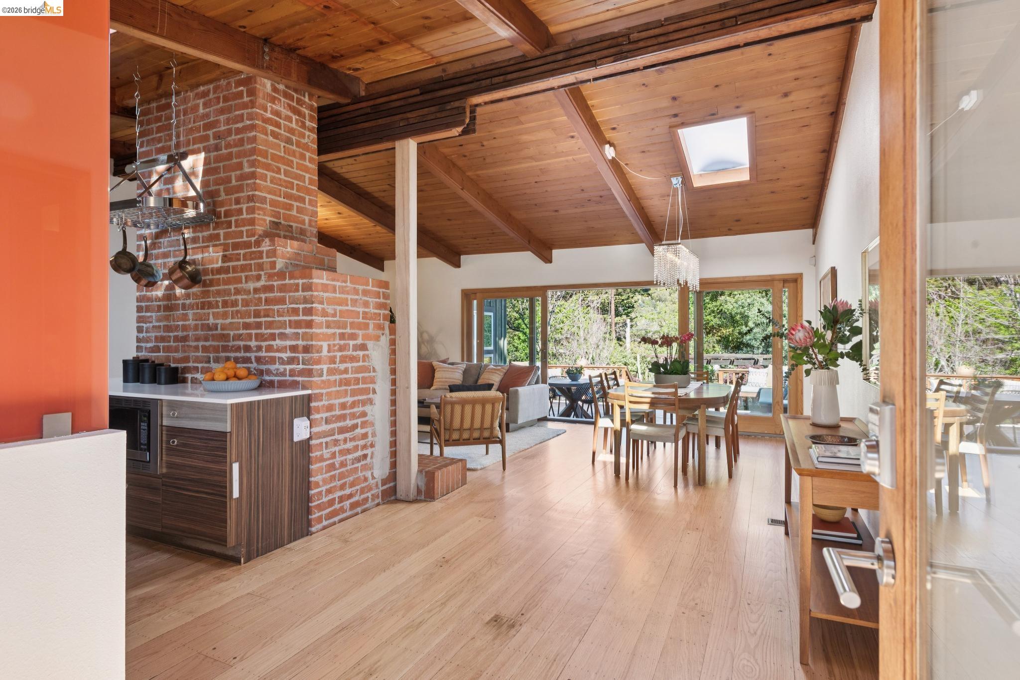 Detail Gallery Image 5 of 57 For 3500 Rubin Dr, Oakland,  CA 94602 - 3 Beds | 2 Baths