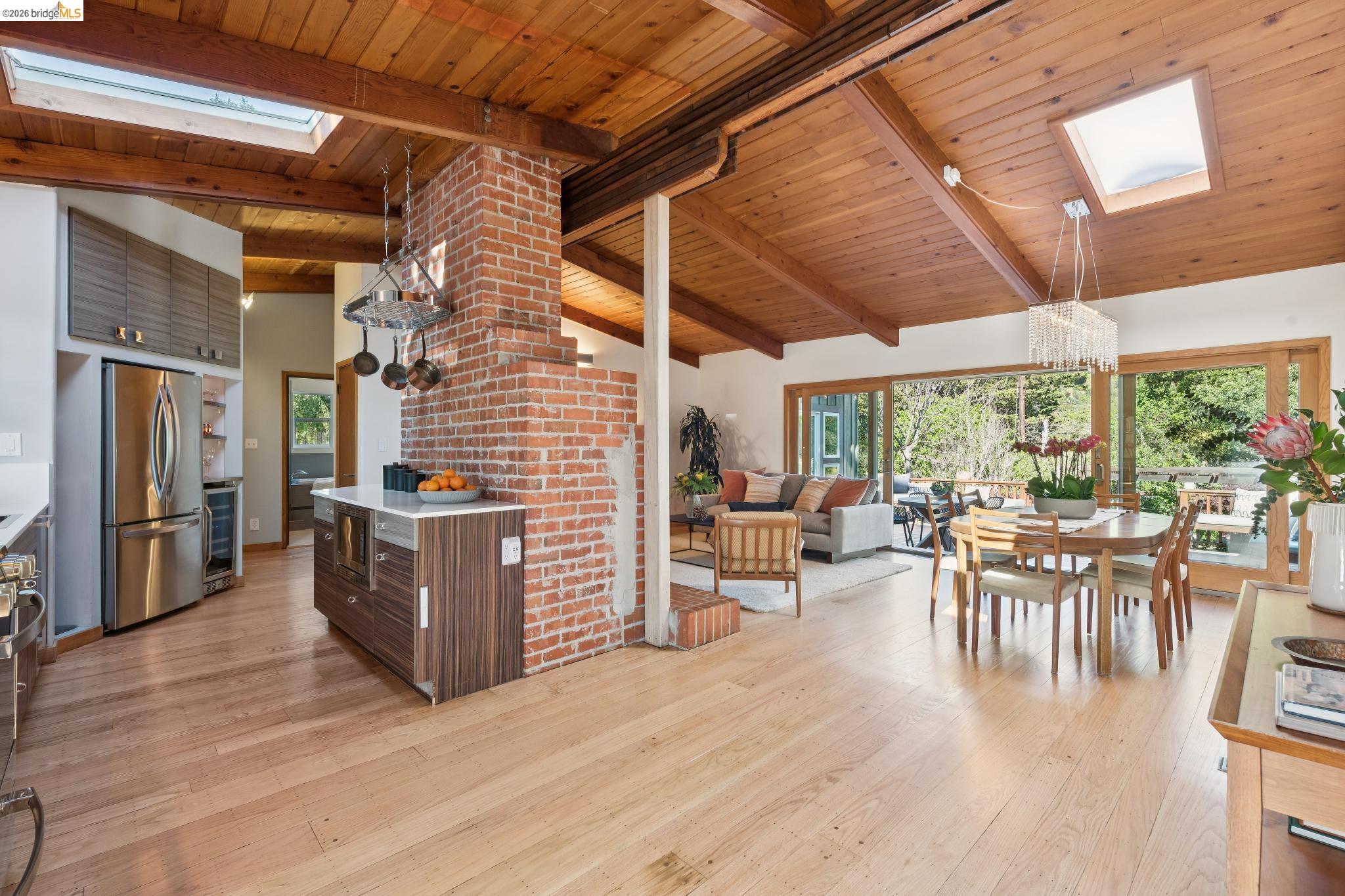 Detail Gallery Image 6 of 57 For 3500 Rubin Dr, Oakland,  CA 94602 - 3 Beds | 2 Baths