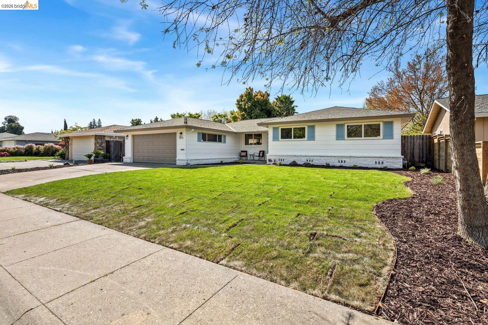 Detail Gallery Image 2 of 27 For 6978 Flintwood Way, Sacramento,  CA 95831 - 3 Beds | 2 Baths