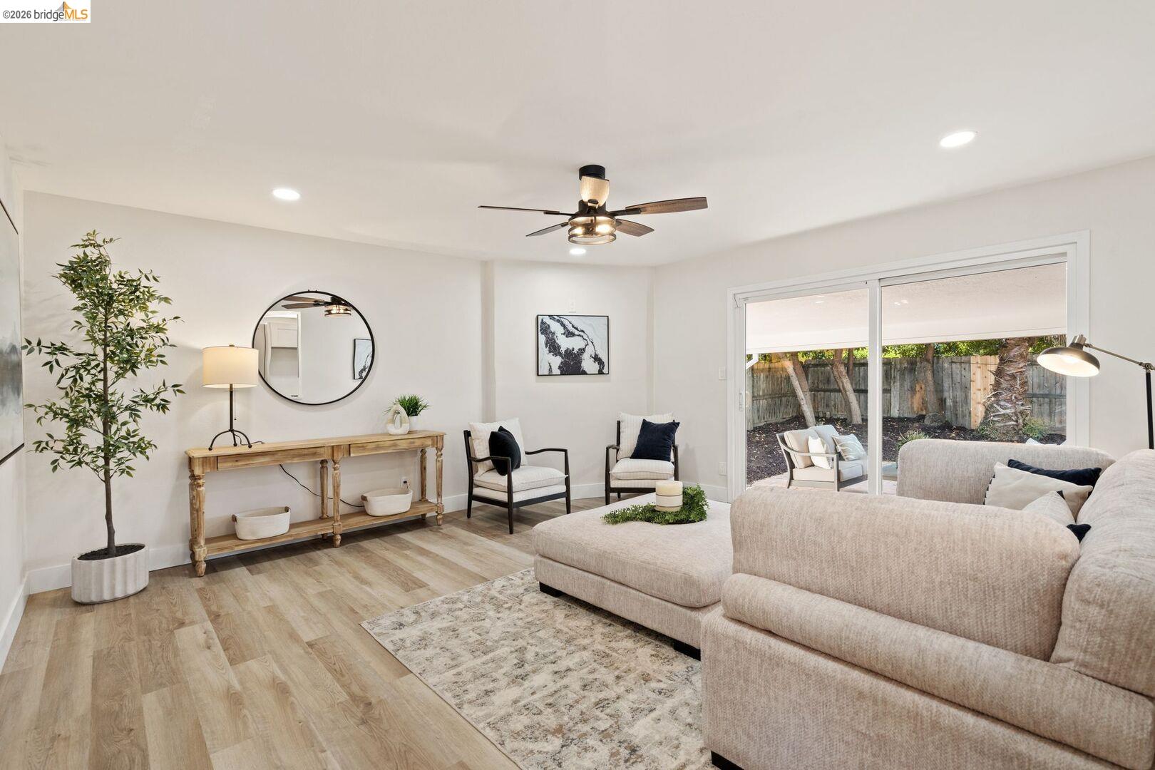 Detail Gallery Image 12 of 27 For 6978 Flintwood Way, Sacramento,  CA 95831 - 3 Beds | 2 Baths