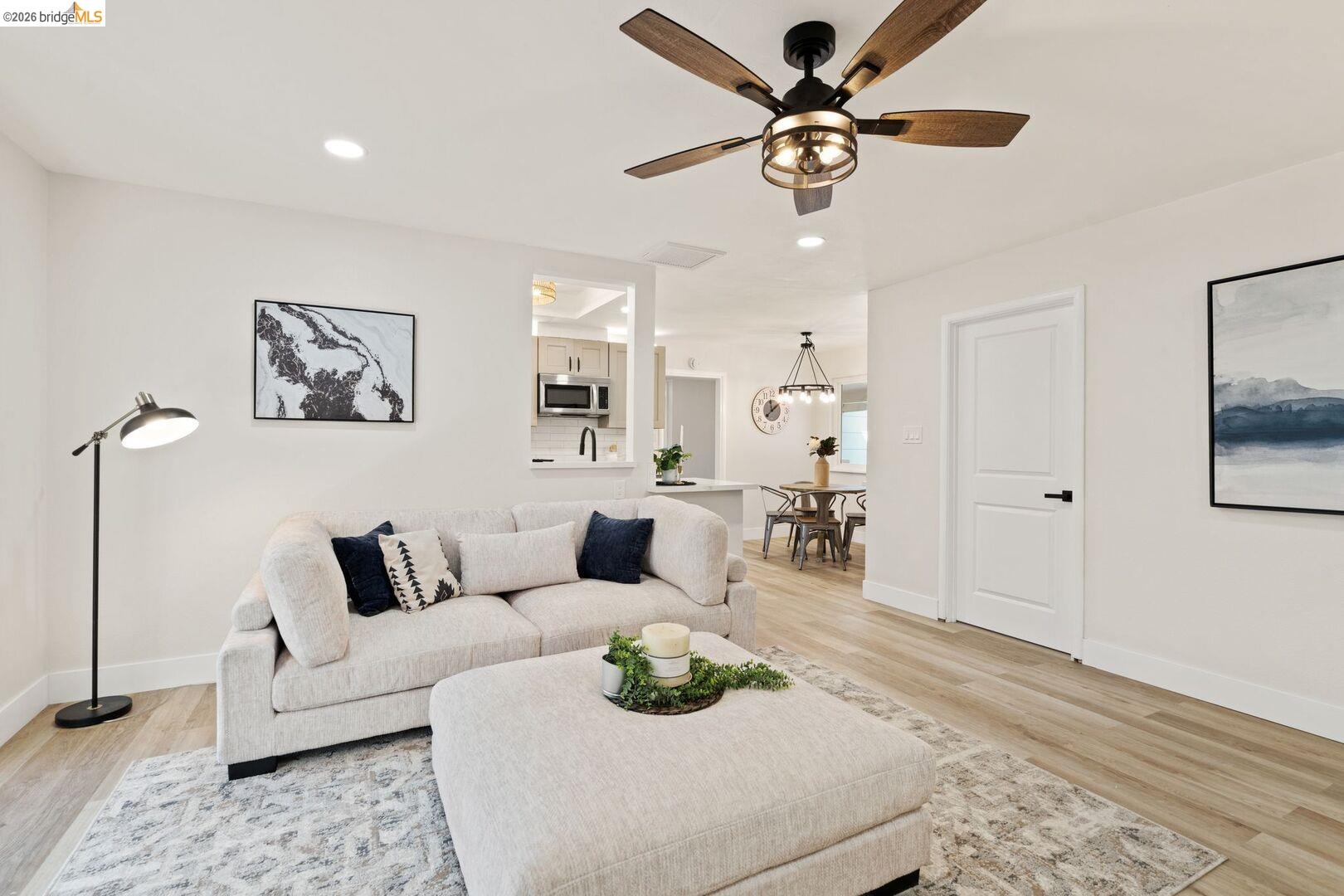 Detail Gallery Image 13 of 27 For 6978 Flintwood Way, Sacramento,  CA 95831 - 3 Beds | 2 Baths