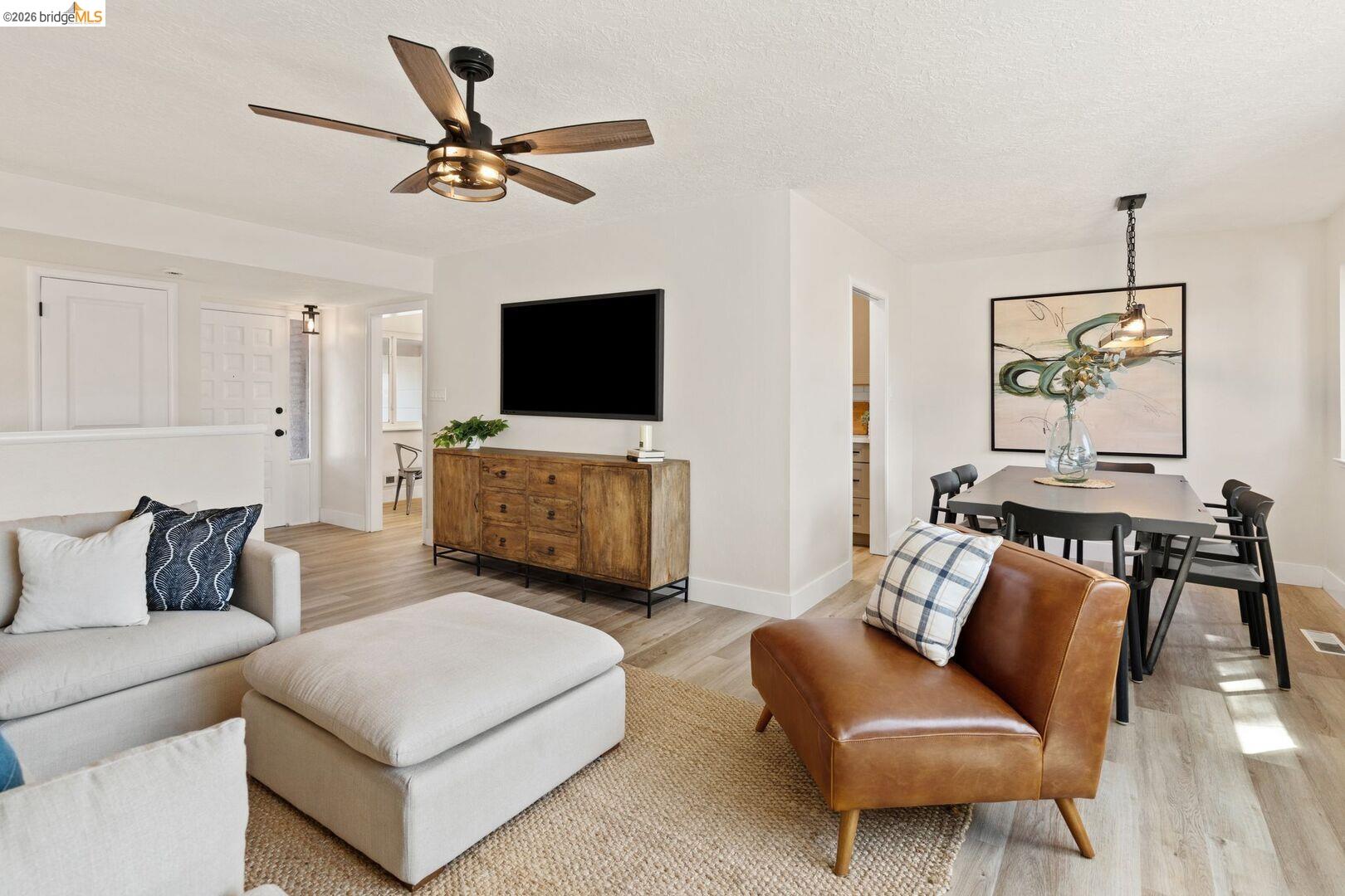 Detail Gallery Image 5 of 27 For 6978 Flintwood Way, Sacramento,  CA 95831 - 3 Beds | 2 Baths