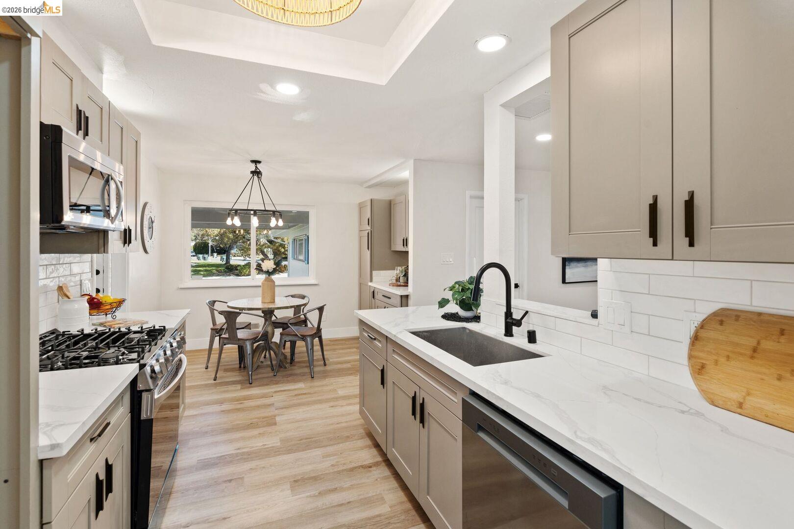 Detail Gallery Image 8 of 27 For 6978 Flintwood Way, Sacramento,  CA 95831 - 3 Beds | 2 Baths