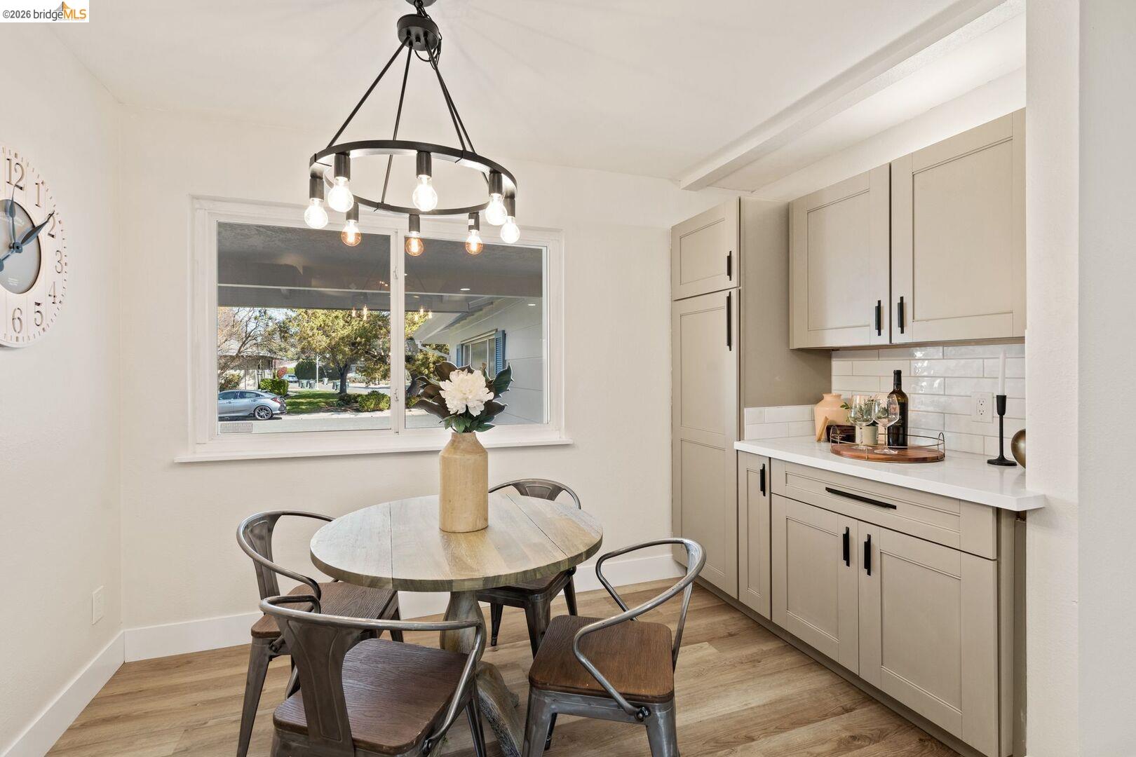 Detail Gallery Image 9 of 27 For 6978 Flintwood Way, Sacramento,  CA 95831 - 3 Beds | 2 Baths