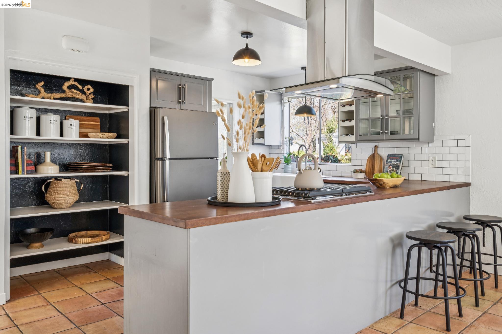 Detail Gallery Image 11 of 48 For 1550 Havenscourt Blvd, Oakland,  CA 94621 - 3 Beds | 3 Baths