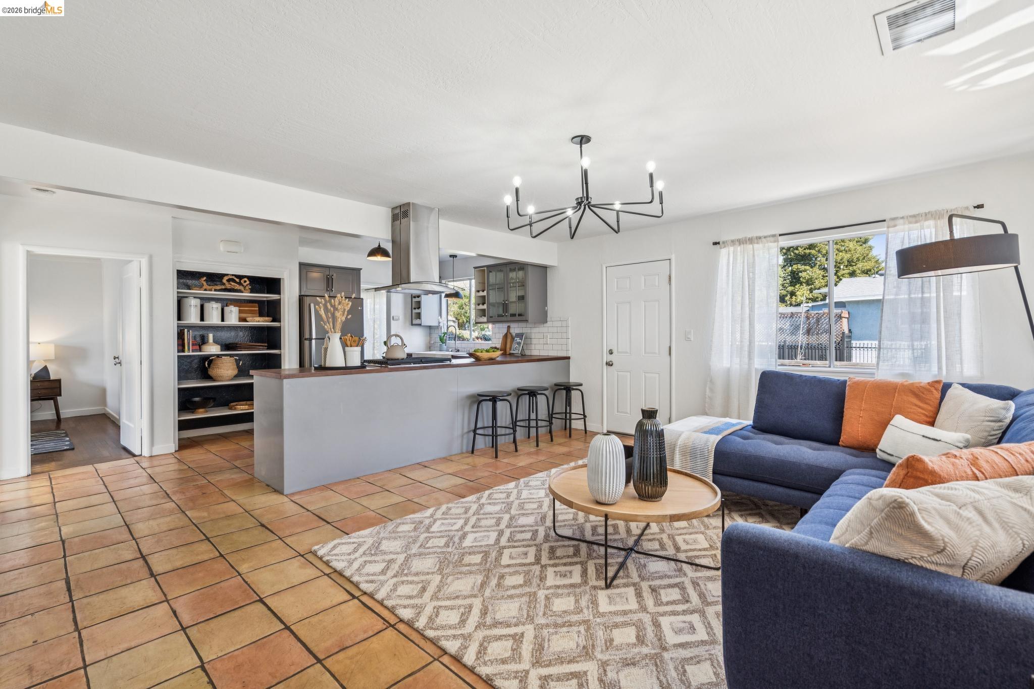 Detail Gallery Image 12 of 48 For 1550 Havenscourt Blvd, Oakland,  CA 94621 - 3 Beds | 3 Baths