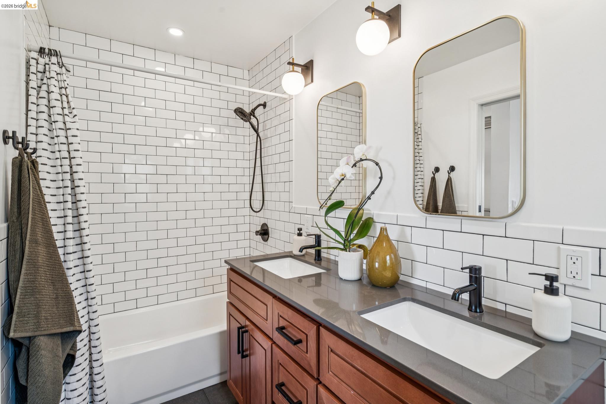 Detail Gallery Image 21 of 48 For 1550 Havenscourt Blvd, Oakland,  CA 94621 - 3 Beds | 3 Baths