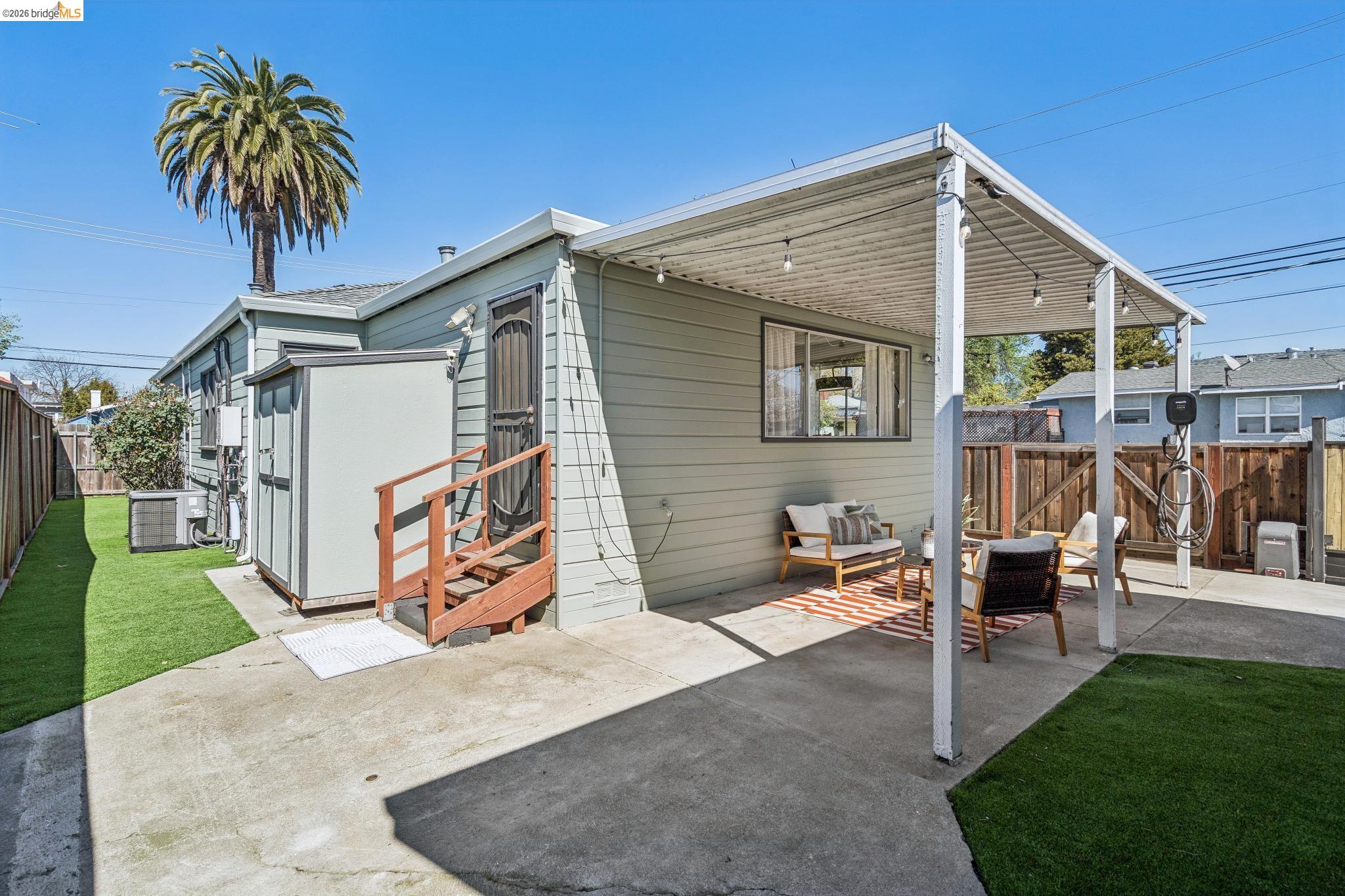 Detail Gallery Image 27 of 48 For 1550 Havenscourt Blvd, Oakland,  CA 94621 - 3 Beds | 3 Baths