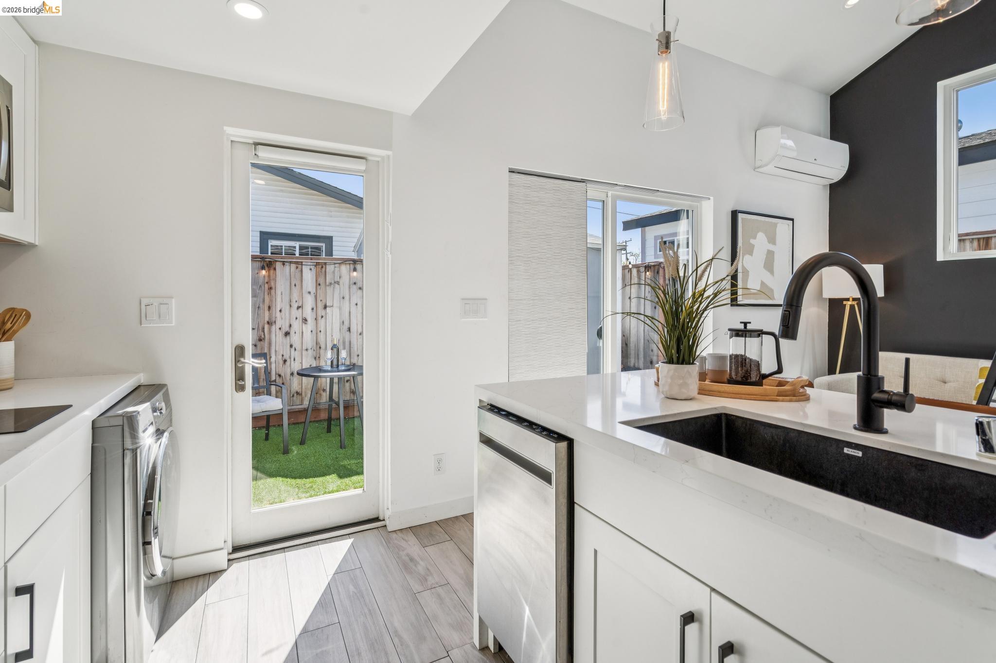 Detail Gallery Image 37 of 48 For 1550 Havenscourt Blvd, Oakland,  CA 94621 - 3 Beds | 3 Baths