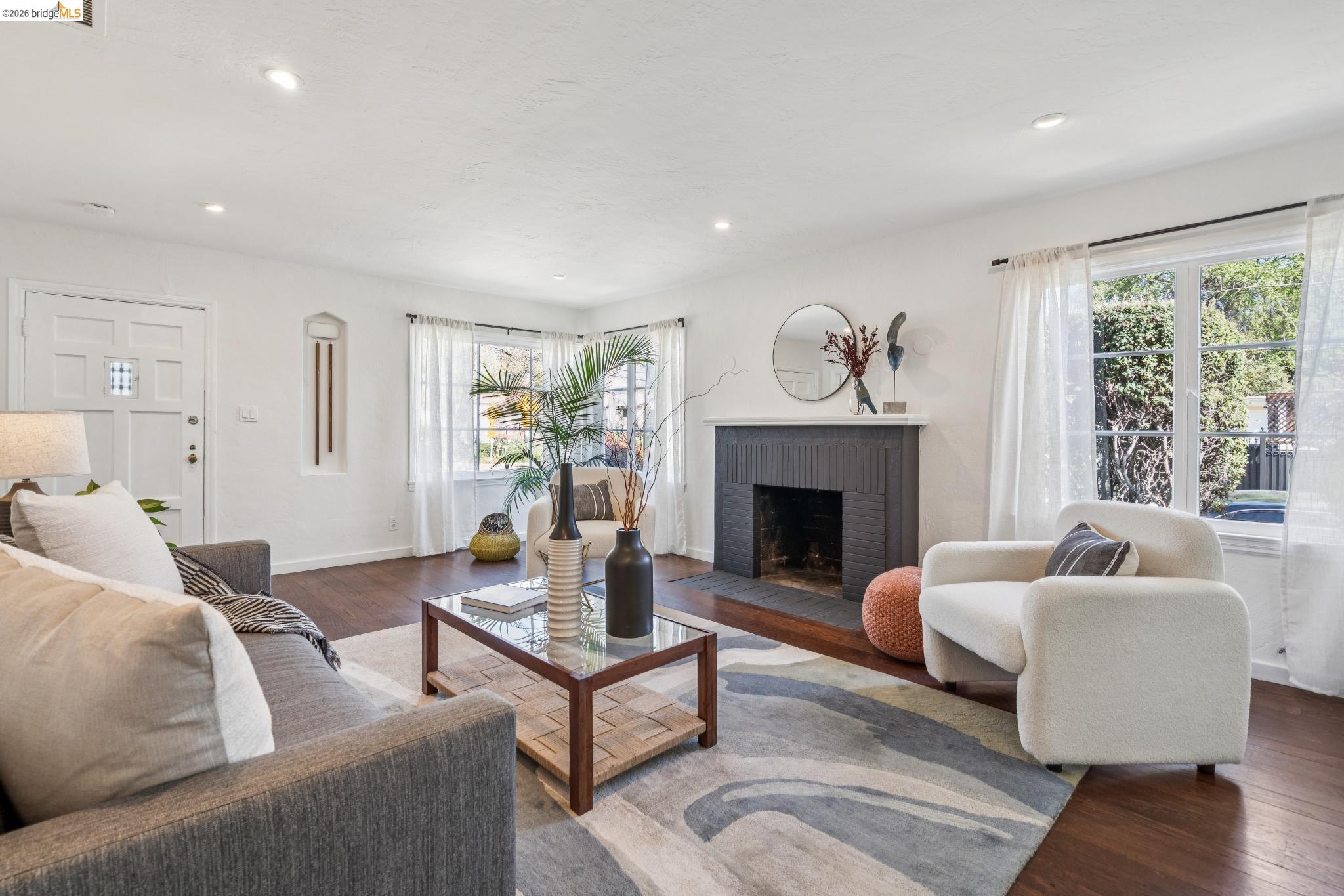 Detail Gallery Image 5 of 48 For 1550 Havenscourt Blvd, Oakland,  CA 94621 - 3 Beds | 3 Baths