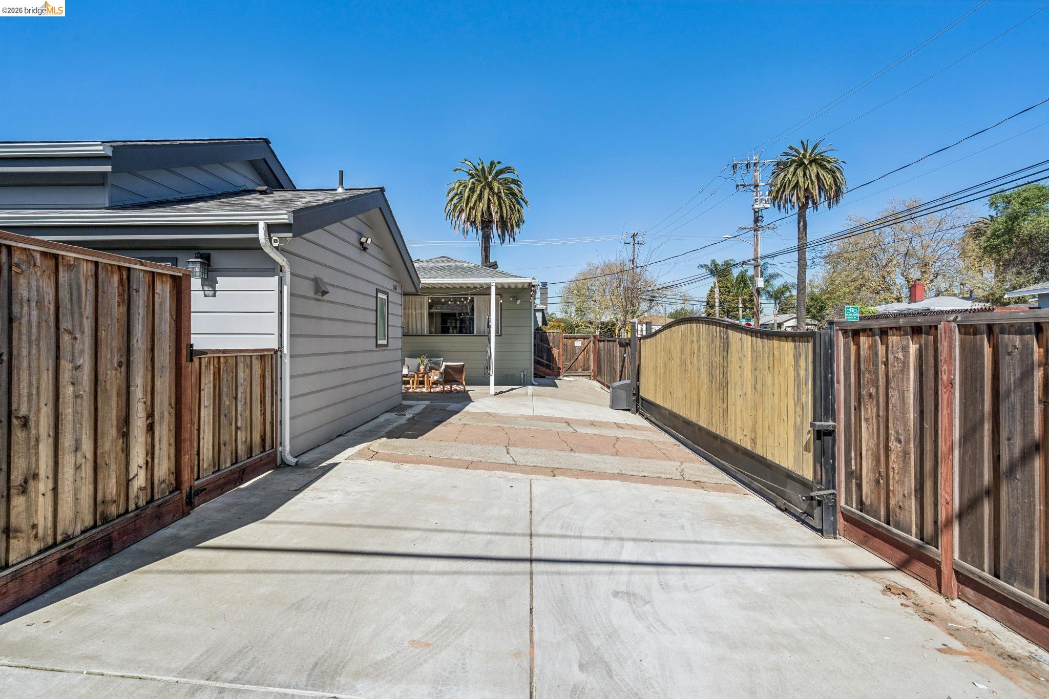 Detail Gallery Image 43 of 48 For 1550 Havenscourt Blvd, Oakland,  CA 94621 - 3 Beds | 3 Baths