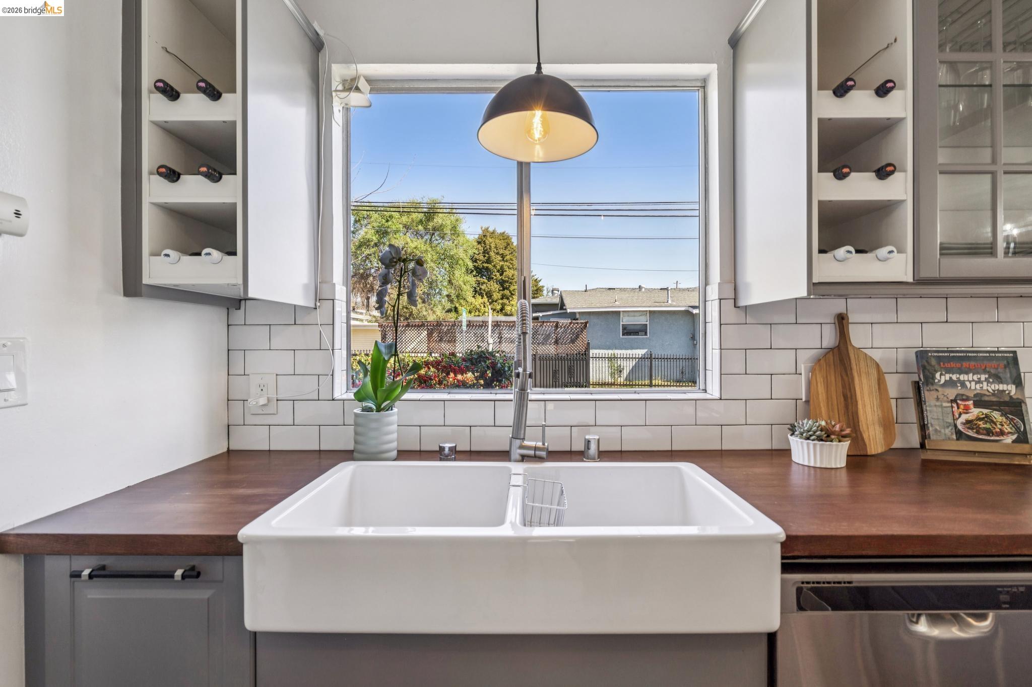 Detail Gallery Image 9 of 48 For 1550 Havenscourt Blvd, Oakland,  CA 94621 - 3 Beds | 3 Baths