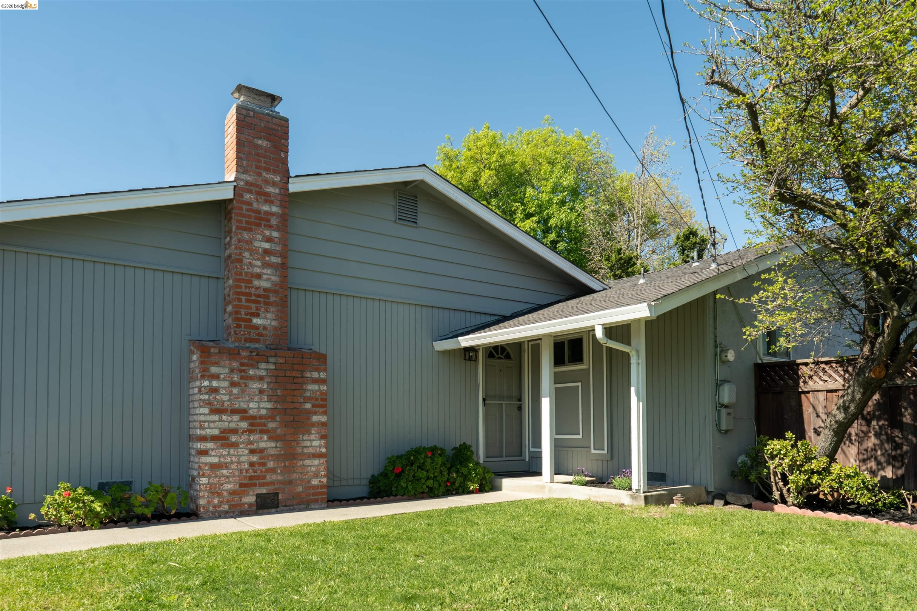Detail Gallery Image 2 of 32 For 410 Fensalir Ave, Pleasant Hill,  CA 94523 - 3 Beds | 2 Baths