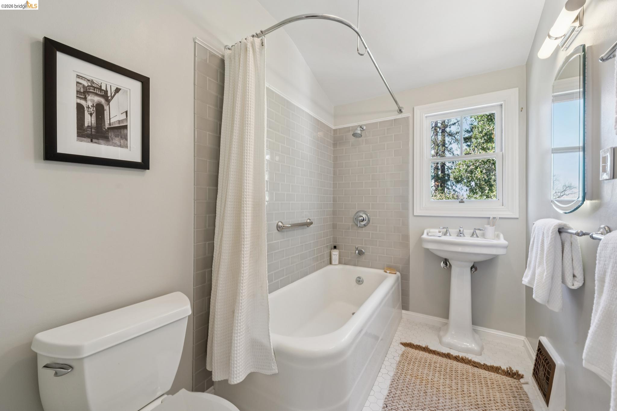 Detail Gallery Image 32 of 40 For 1412 Oxford St, Berkeley,  CA 94709 - 4 Beds | 2 Baths