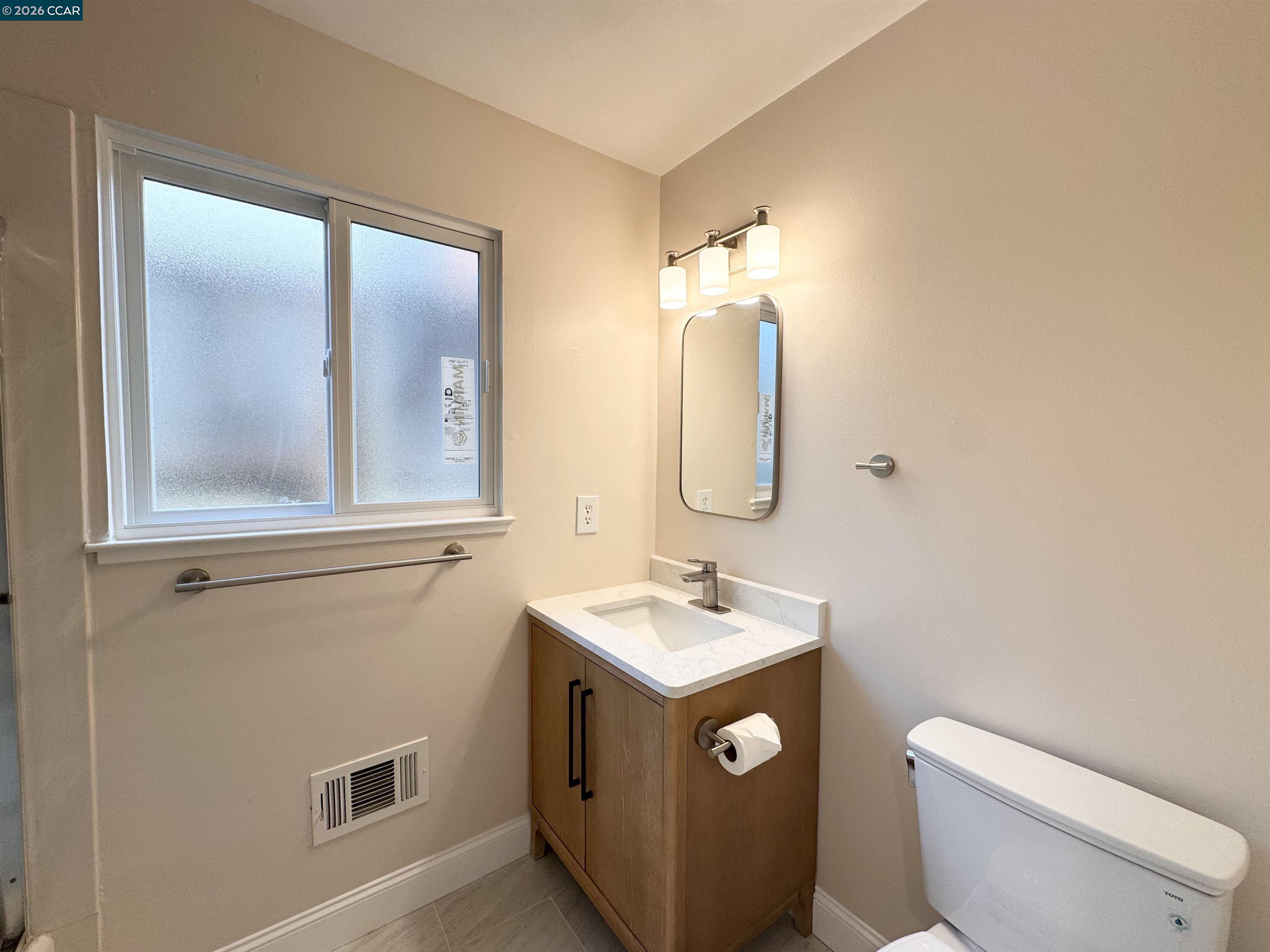 Detail Gallery Image 4 of 21 For 2307 Panoramic Dr, Concord,  CA 94520-1318 - 3 Beds | 2 Baths