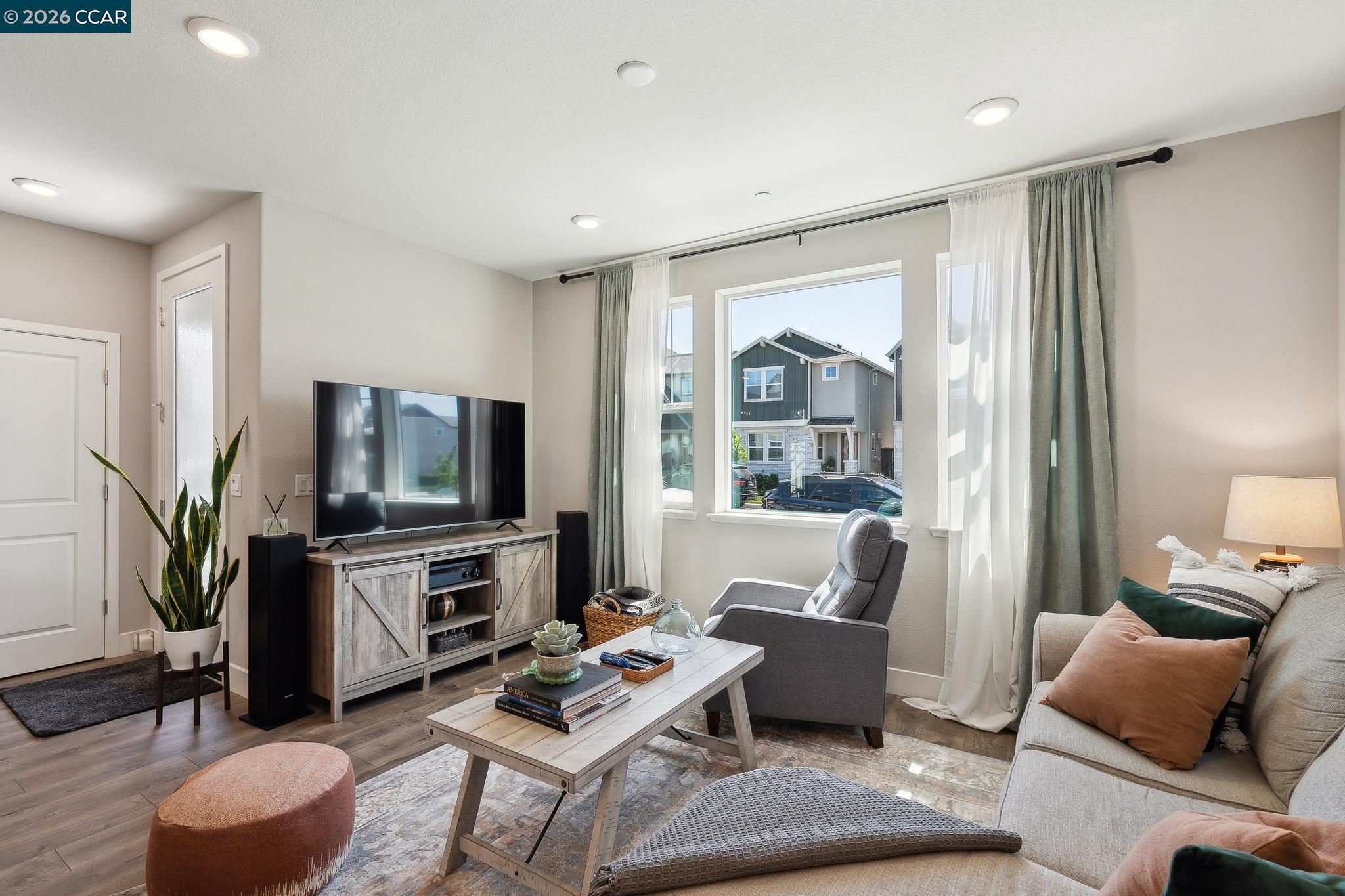 Detail Gallery Image 8 of 35 For 2940 Wheat Grass Street, Sacramento,  CA 95833 - 3 Beds | 3 Baths